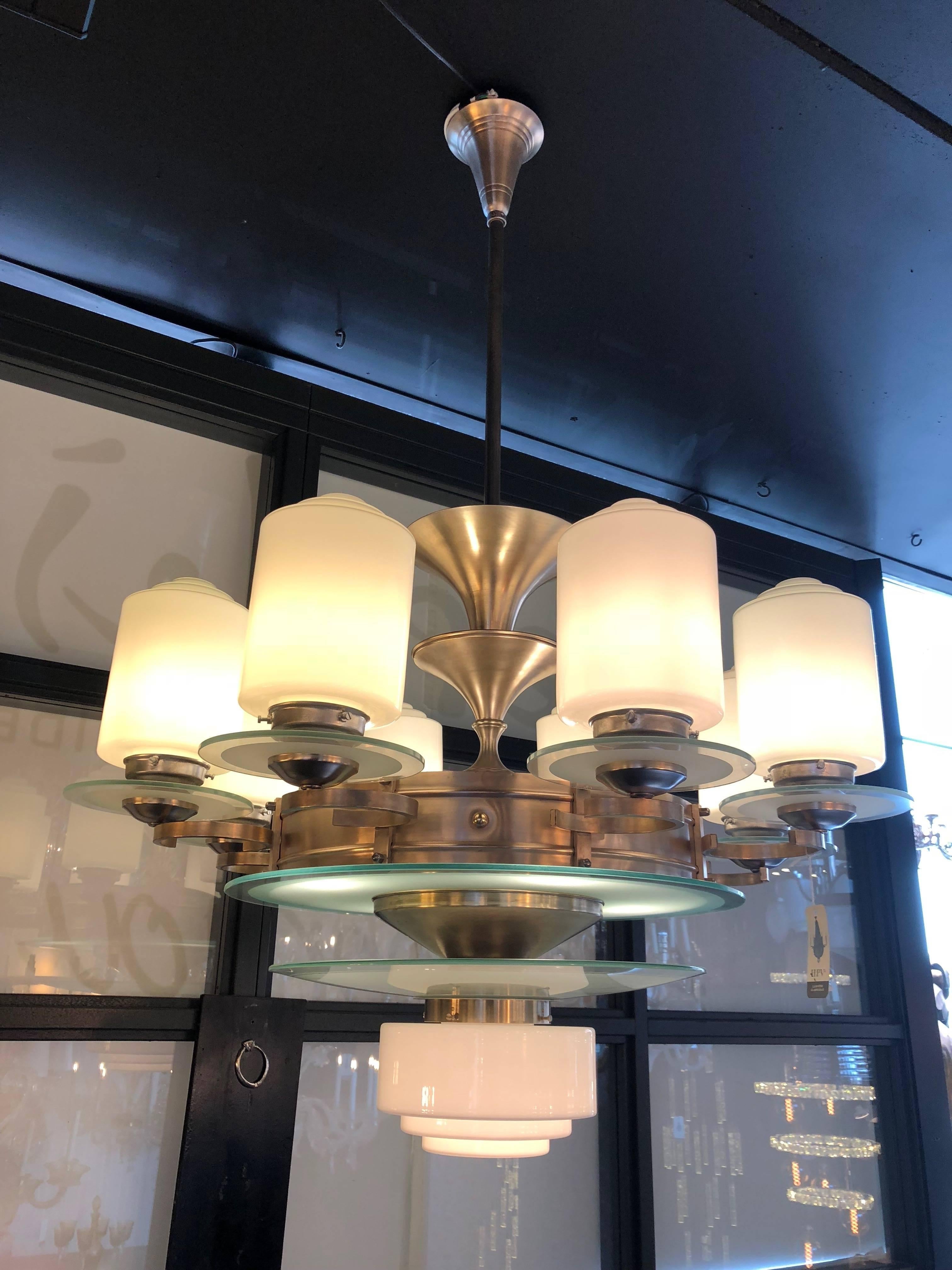 This is an unique eight arms Art Deco chandelier from W.H.Gispen style between 1920-1929.


       