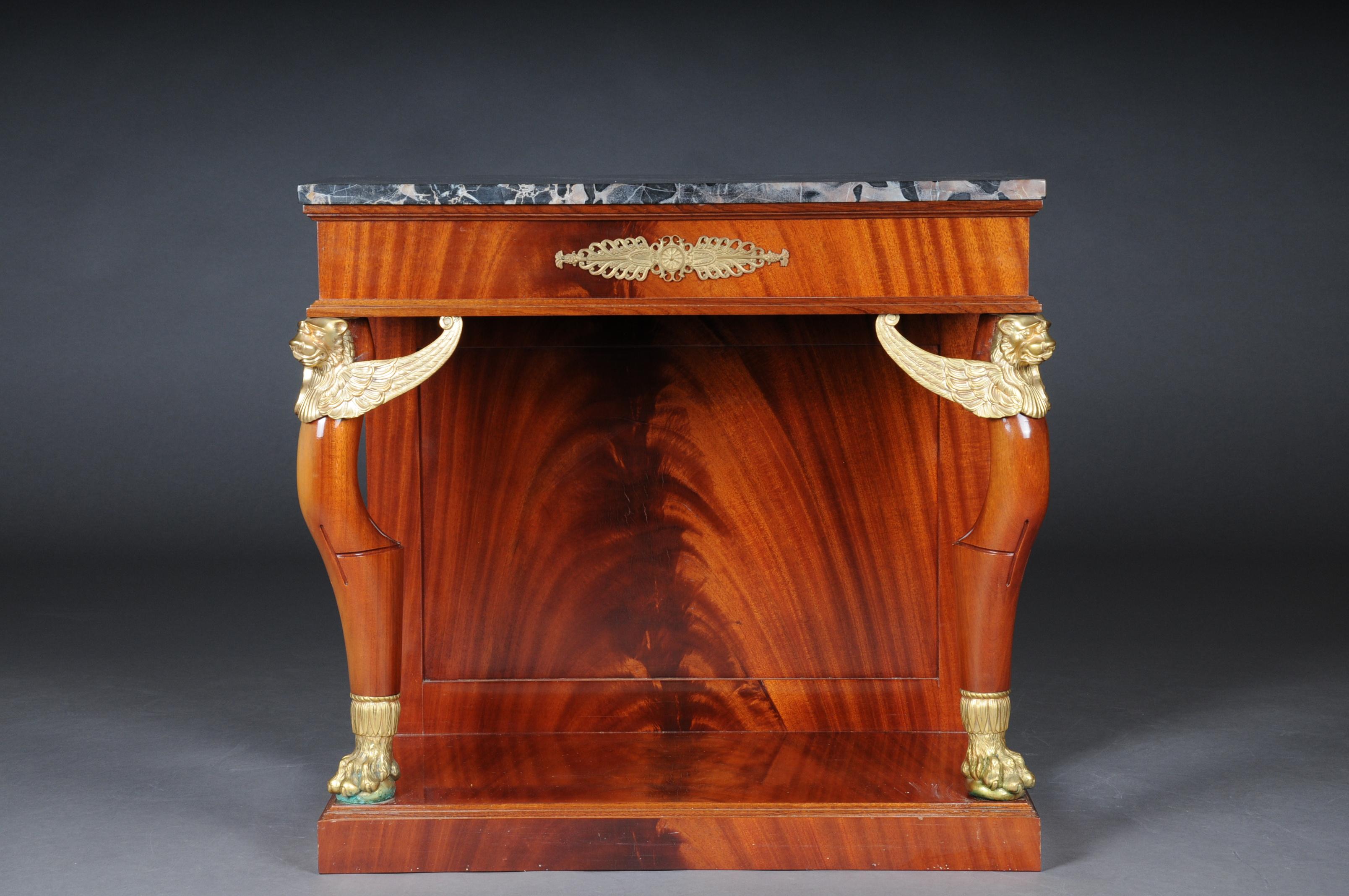 Impressive Empire console / sideboard France 20th century

Solid wood veneered in mahogany. Gilded winged bronze lions. Rectangular marble top.
Provenance: Bavarian castle.

(E-36).