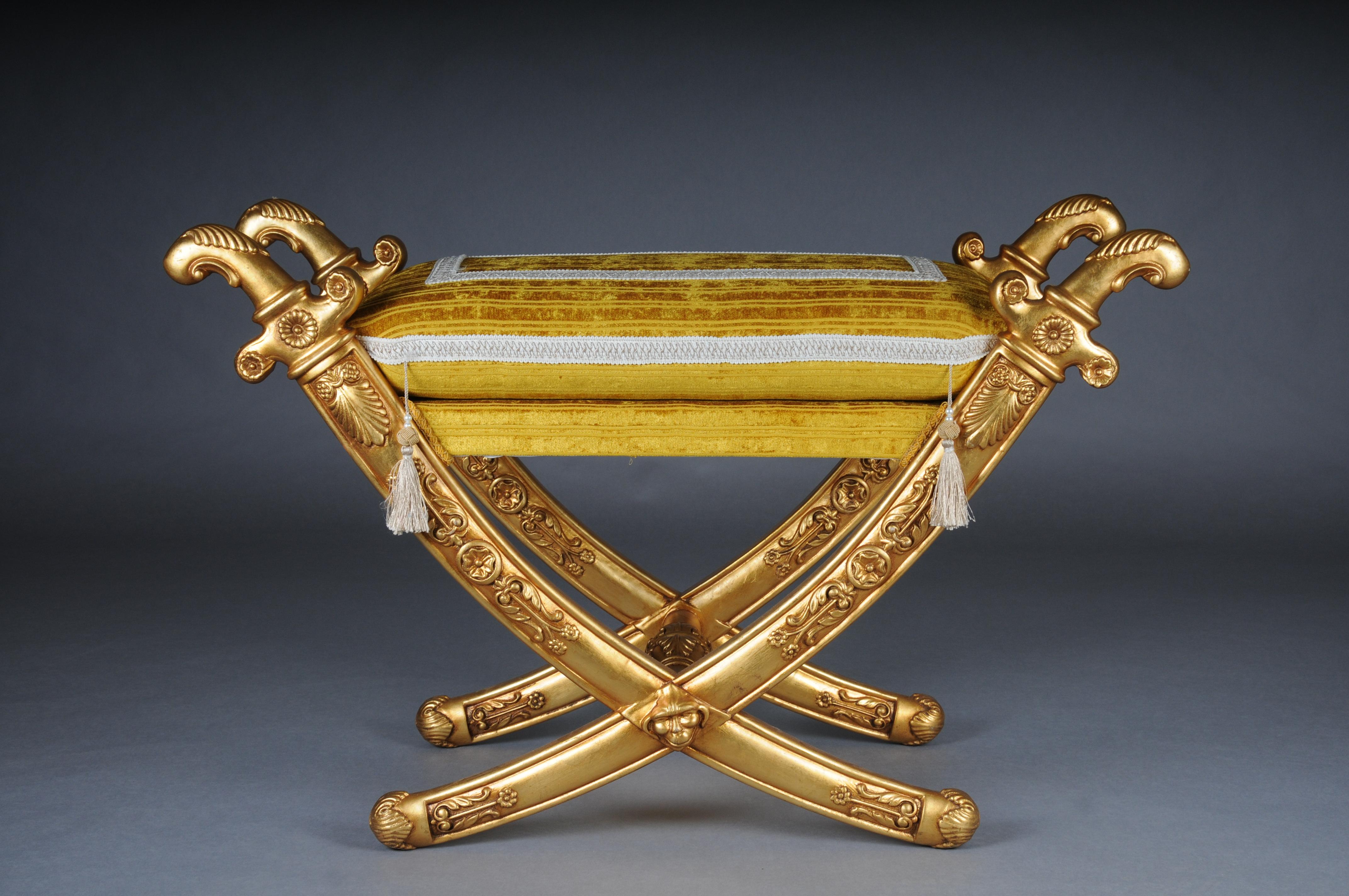 Sgabello a sciabola dell'Impero francese del XX secolo, legno di faggio, oro.

Legno di faggio massiccio, intagliato e dorato a mano. Sciabole incrociate completamente intagliate con una barra centrale. Molto robusto e decorativo.

Modello dopo