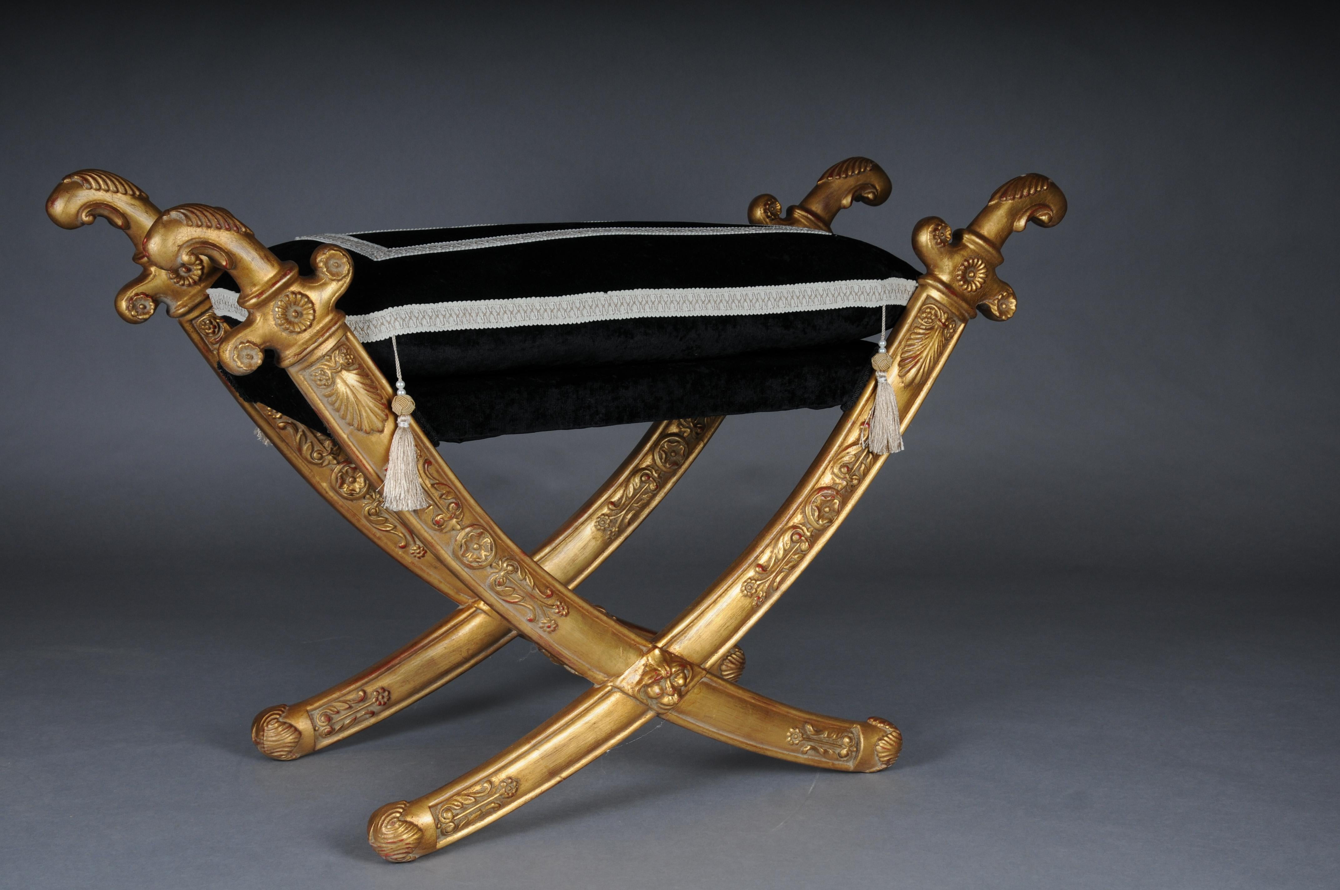 Sgabello a sciabola dell'Impero francese del XX secolo, legno di faggio, oro.

Legno di faggio massiccio, intagliato e dorato a mano. Sciabole incrociate completamente intagliate con una barra centrale. Molto robusto e decorativo.

Modello dopo