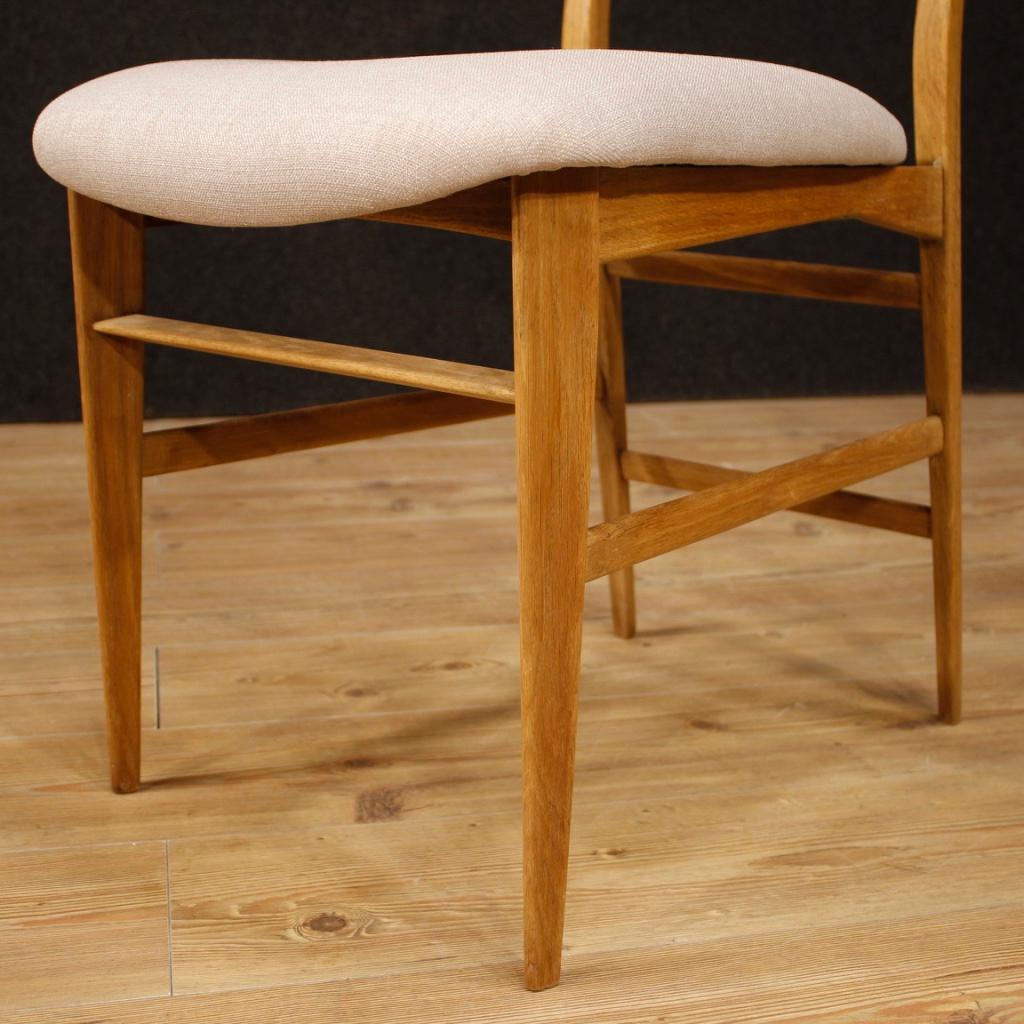 Gruppe von vier italienischen Design-Stühlen aus den 1950er Jahren. Von Dassi hergestellte Stühle, entworfen von Palutari, mit schöner Linie und angenehmem Dekor. Sitze und Rückenlehnen mit nicht-originalem grauem Stoff bezogen, gerade ersetzt, in