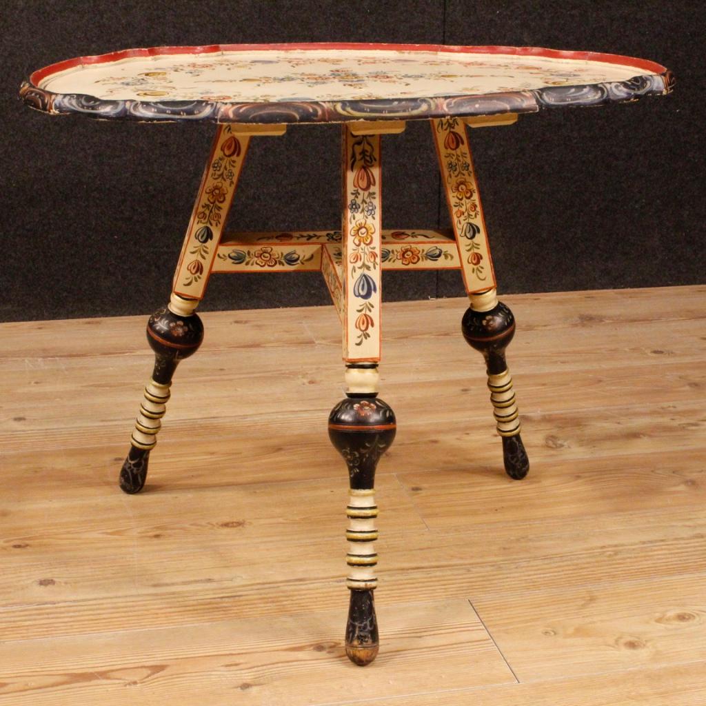 Dutch coffee table from 20th century. Furniture in carved and pleasantly hand painted wood with floral decorations. Coffee table of good size and solidity, ideal to be placed in a living room. It presents some small drops in color, overall in good
