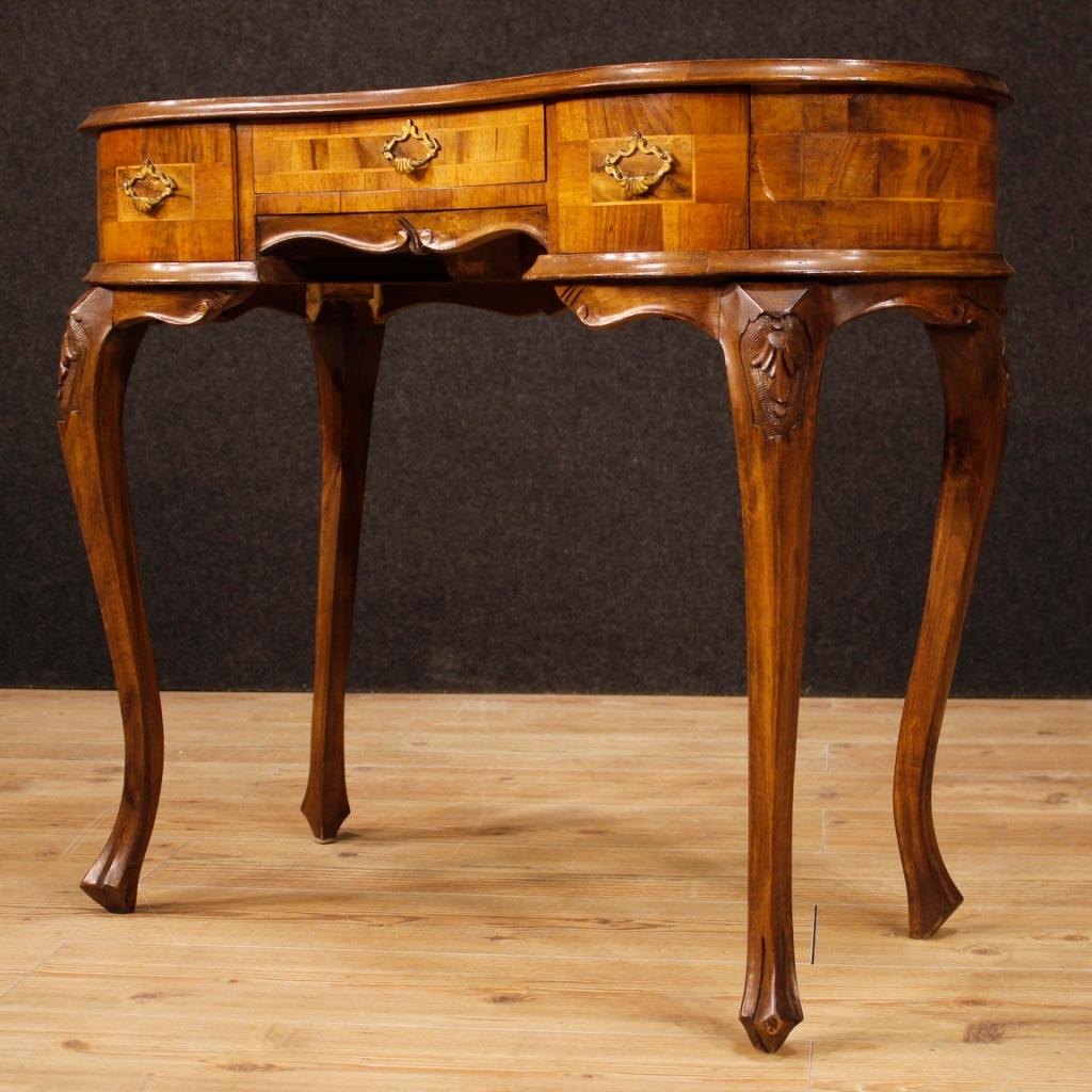 Italian writing desk from 20th century. Furniture carved and inlaid in walnut, burl walnut, maple and beech of beautiful lines and pleasant decor. Desk of excellent proportion equipped with three front drawers and finished for the center. Wooden top
