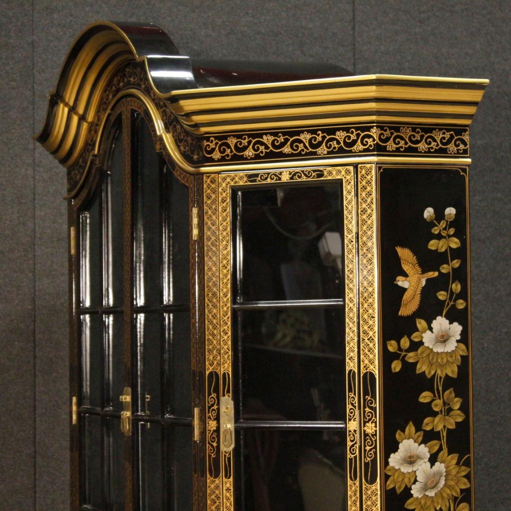 20th Century Black Lacquered And Painted Chinoiserie Wood French Display Cabinet 4