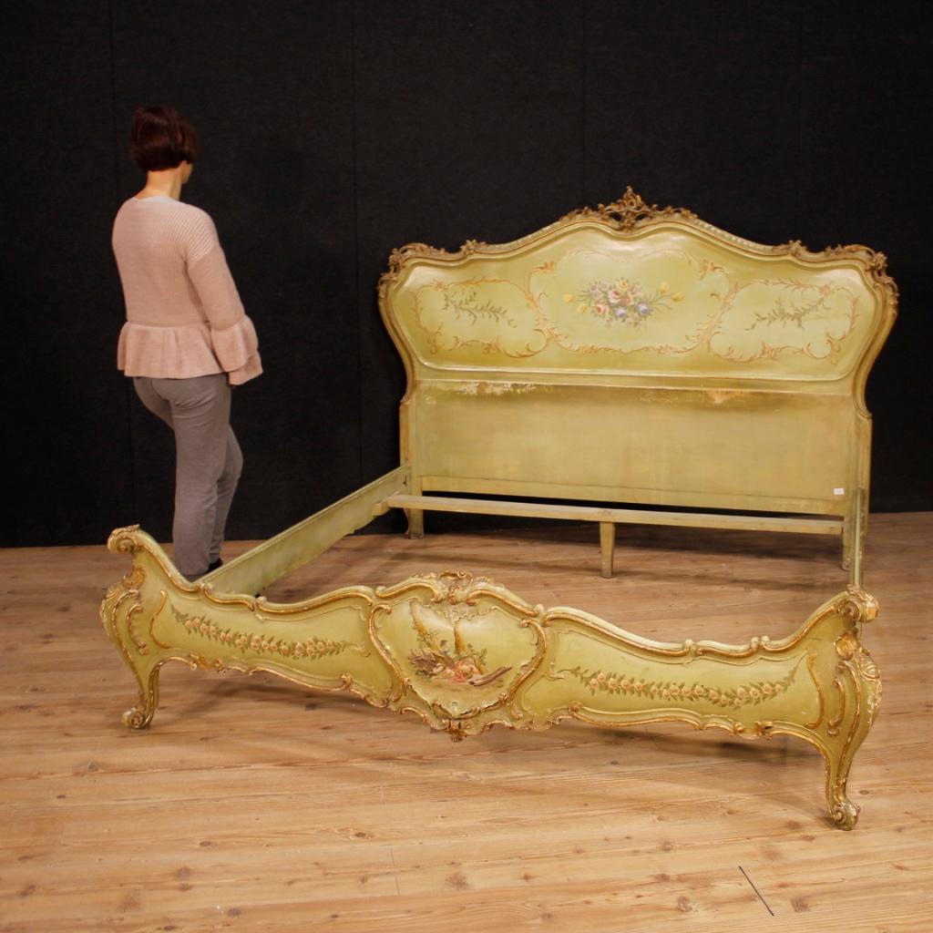 Venetian double bed from 20th century. Furniture in richly carved, lacquered, gilded and hand painted wood with floral decorations and romantic scene on the footboard (see photo). Bed of fabulous decoration that can accommodate an internal structure