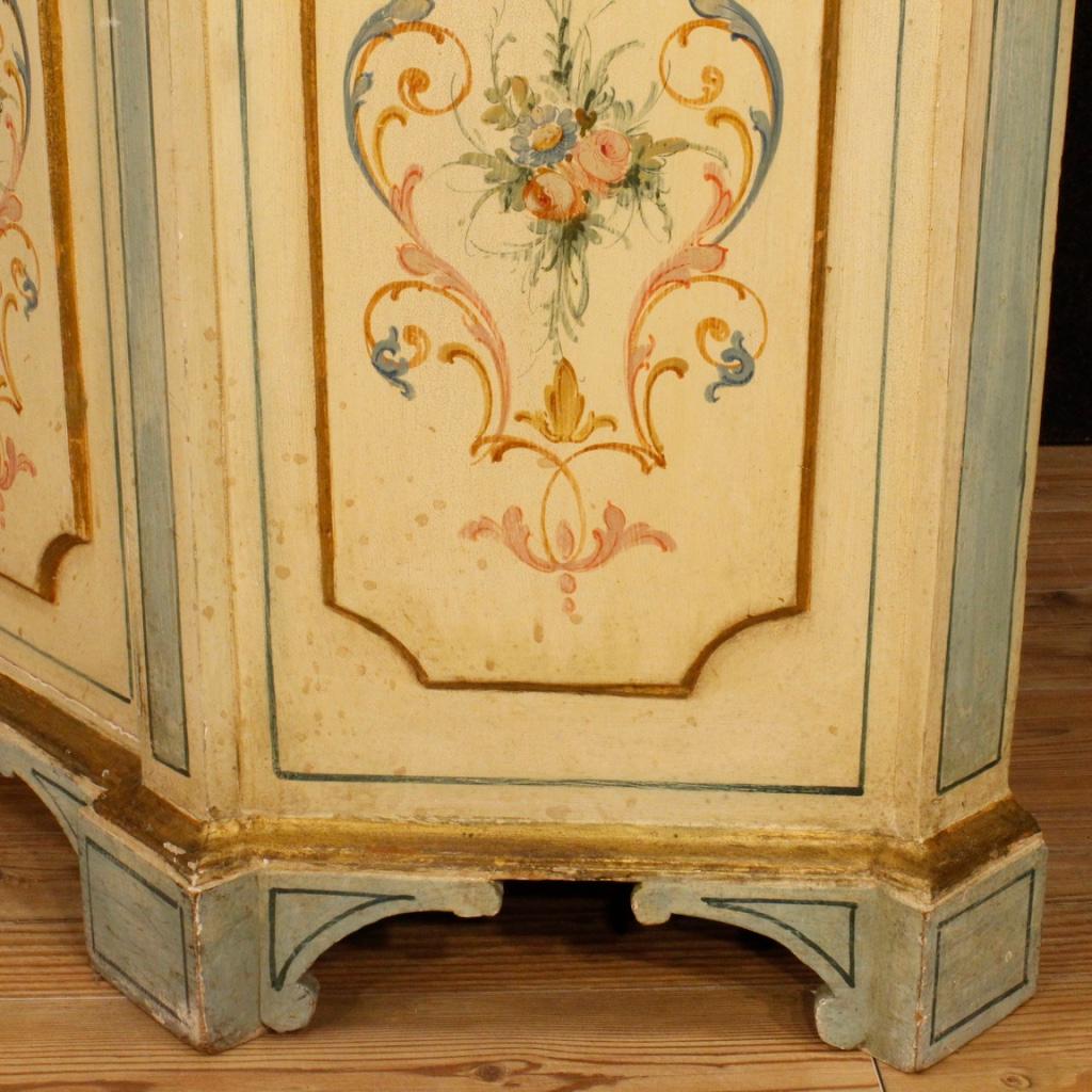 Venetian sideboard from 20th century. Nicely carved, gilded and painted wooden cabinet in neoclassical style. Sideboard of good line and excellent proportion, that can be easily placed in different parts of the house. Furniture with a drawer and two