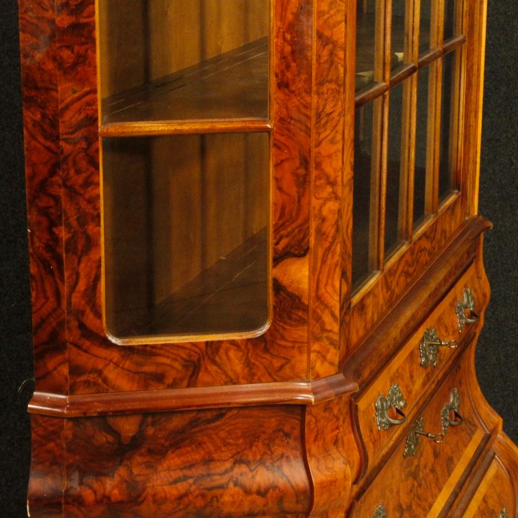 20th century Dutch showcase. Furniture of beautiful lines and pleasant decor in walnut, burl walnut and beech. Double body display cabinet equipped with three drawers of good capacity in the lower part (three working keys). Upper body with one door