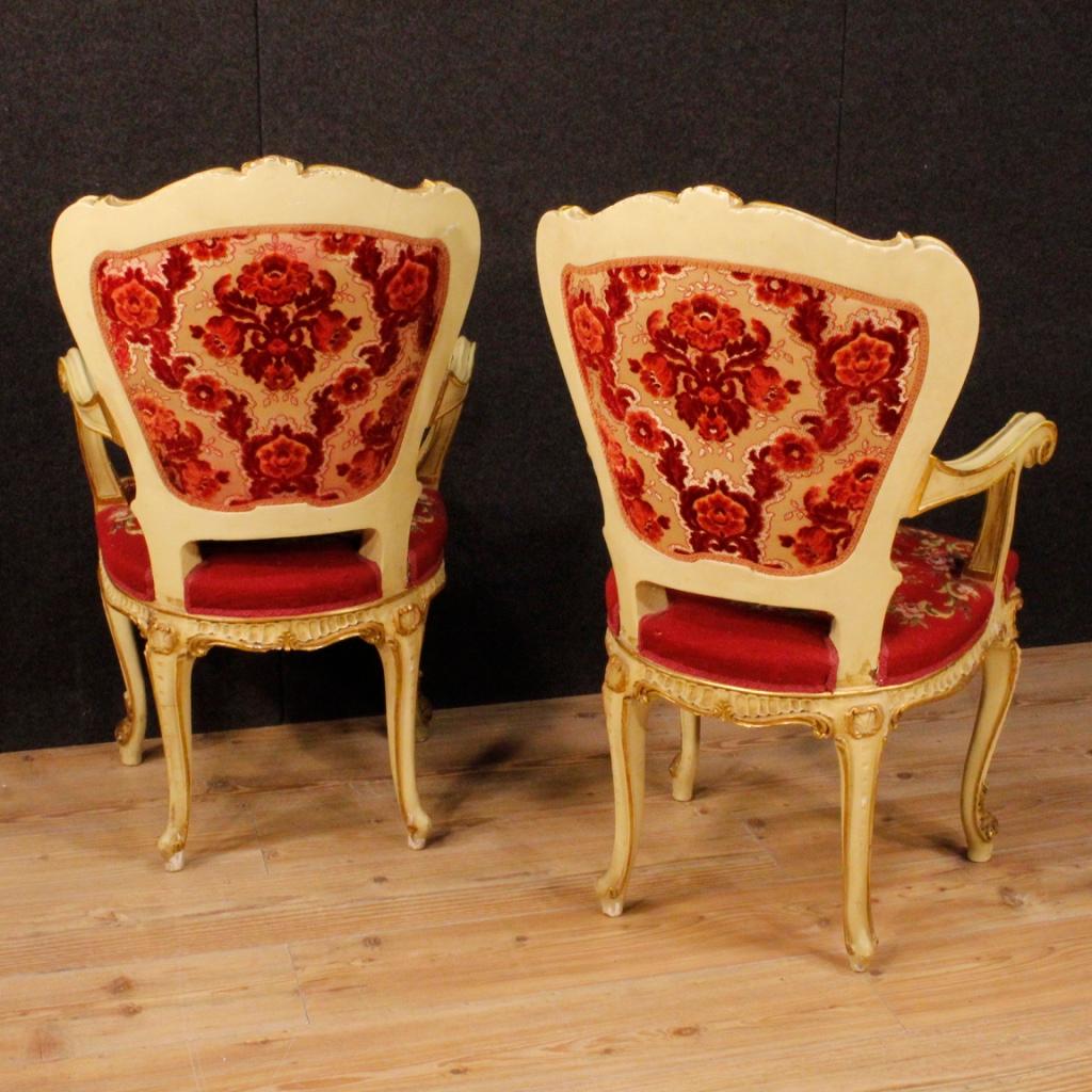 Pair of Venetian armchairs from 20th century. Richly 
carved, lacquered and gilded wood and plaster furniture. Armchairs of excellent proportion that can be easily placed in different parts of the house, from the living room to the bedroom. Seats