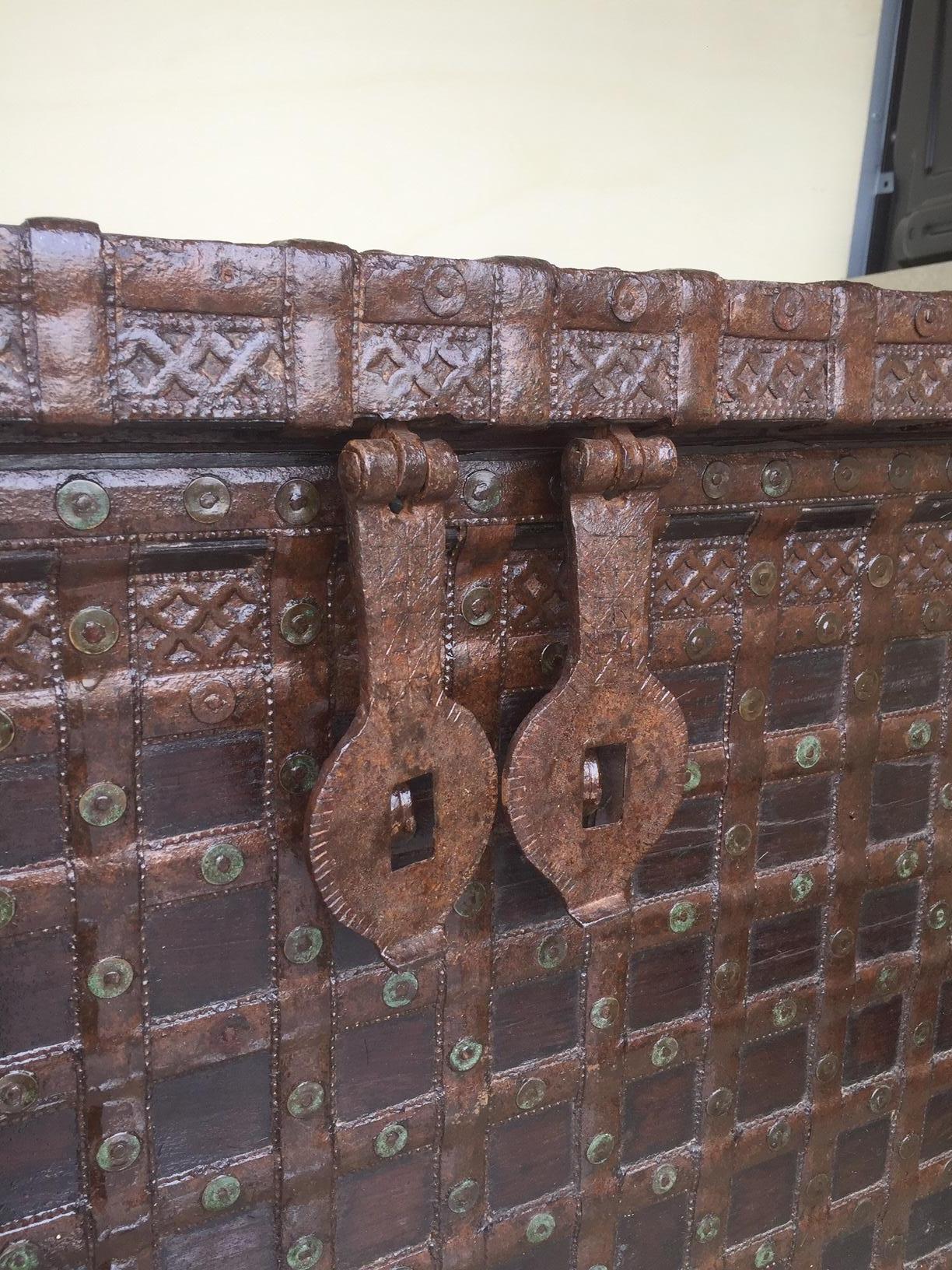 20th Century Indian Large Iron and Wood Trunk In Good Condition In LEGNY, FR