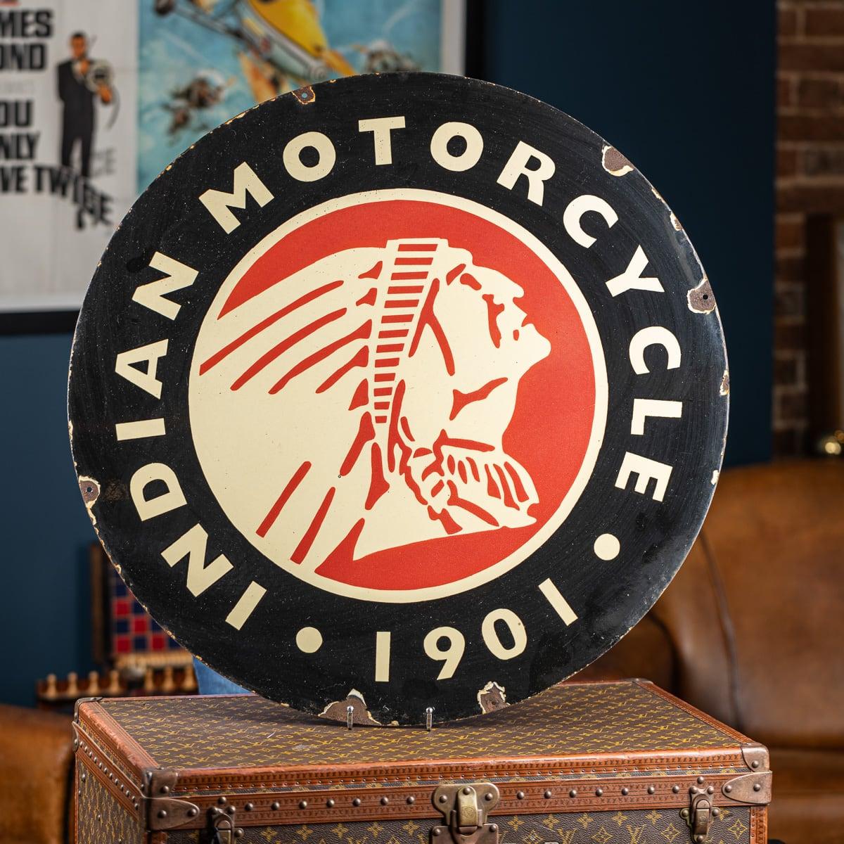 Panneau publicitaire en émail pour Indian Motorcycles du 20e siècle.  Une pièce murale fantastique pour un passionné de motos.

Indian Motorcycles, fondée en 1901, est l'une des marques de motos les plus anciennes et les plus emblématiques au monde.
