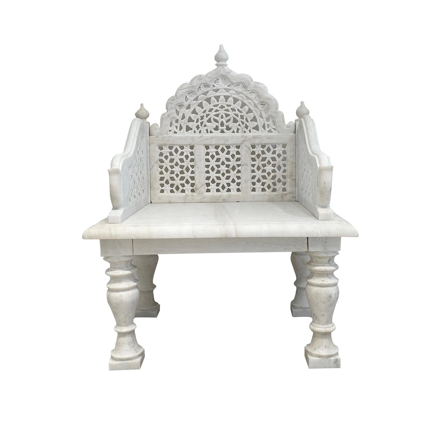 Paire de sièges en marbre moghol du 20e siècle, de style indien, de couleur blanche Bon état - En vente à West Palm Beach, FL