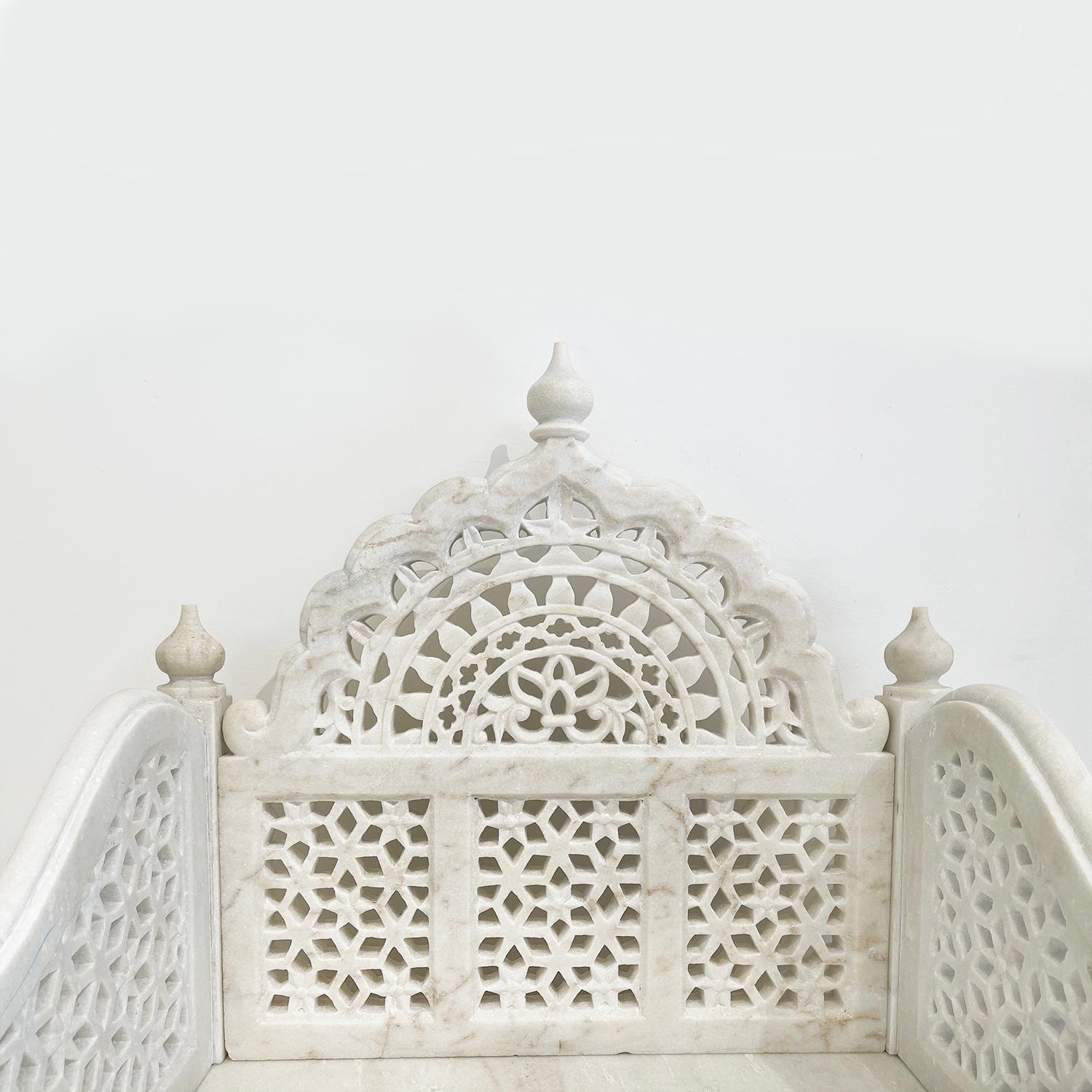 Paire de sièges en marbre moghol du 20e siècle, de style indien, de couleur blanche en vente 2
