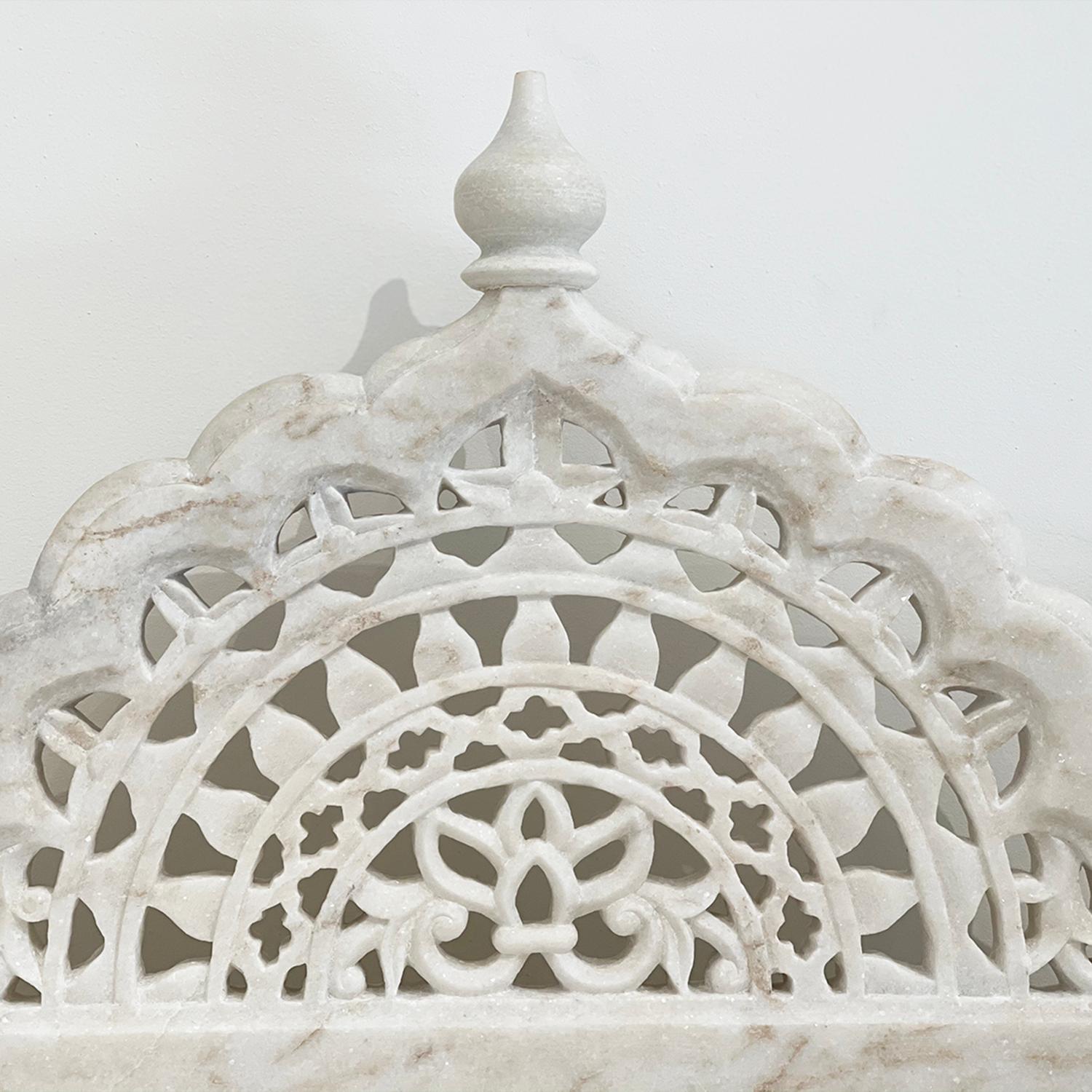 Paire de sièges en marbre moghol du 20e siècle, de style indien, de couleur blanche en vente 3