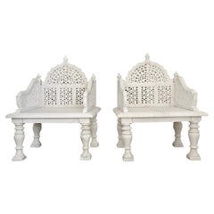 Paire de sièges en marbre moghol du 20e siècle, de style indien, de couleur blanche