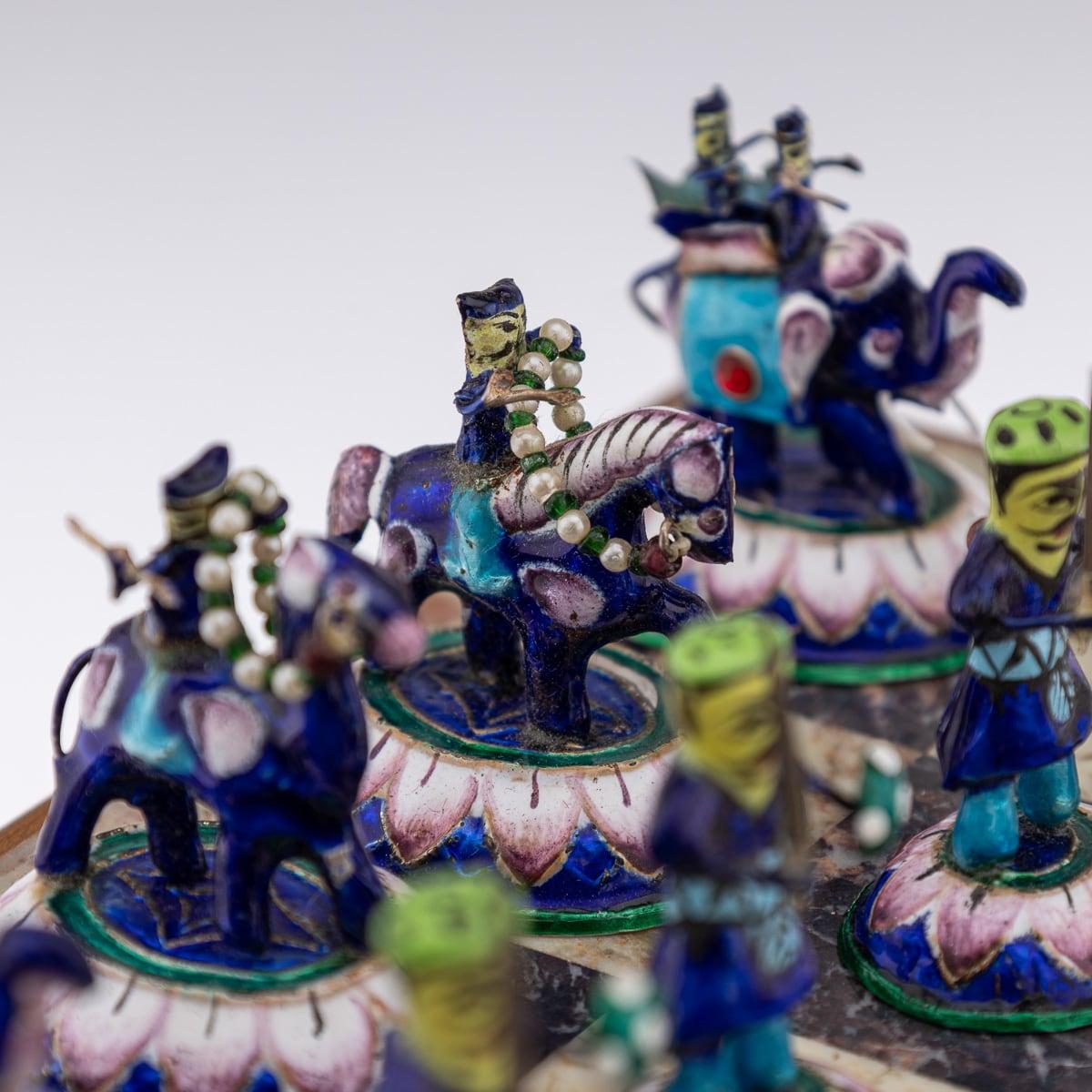 Set di scacchi indiano del XX secolo in argento e smalto e scacchiera in marmo, Jaipur, 1950 ca. 6