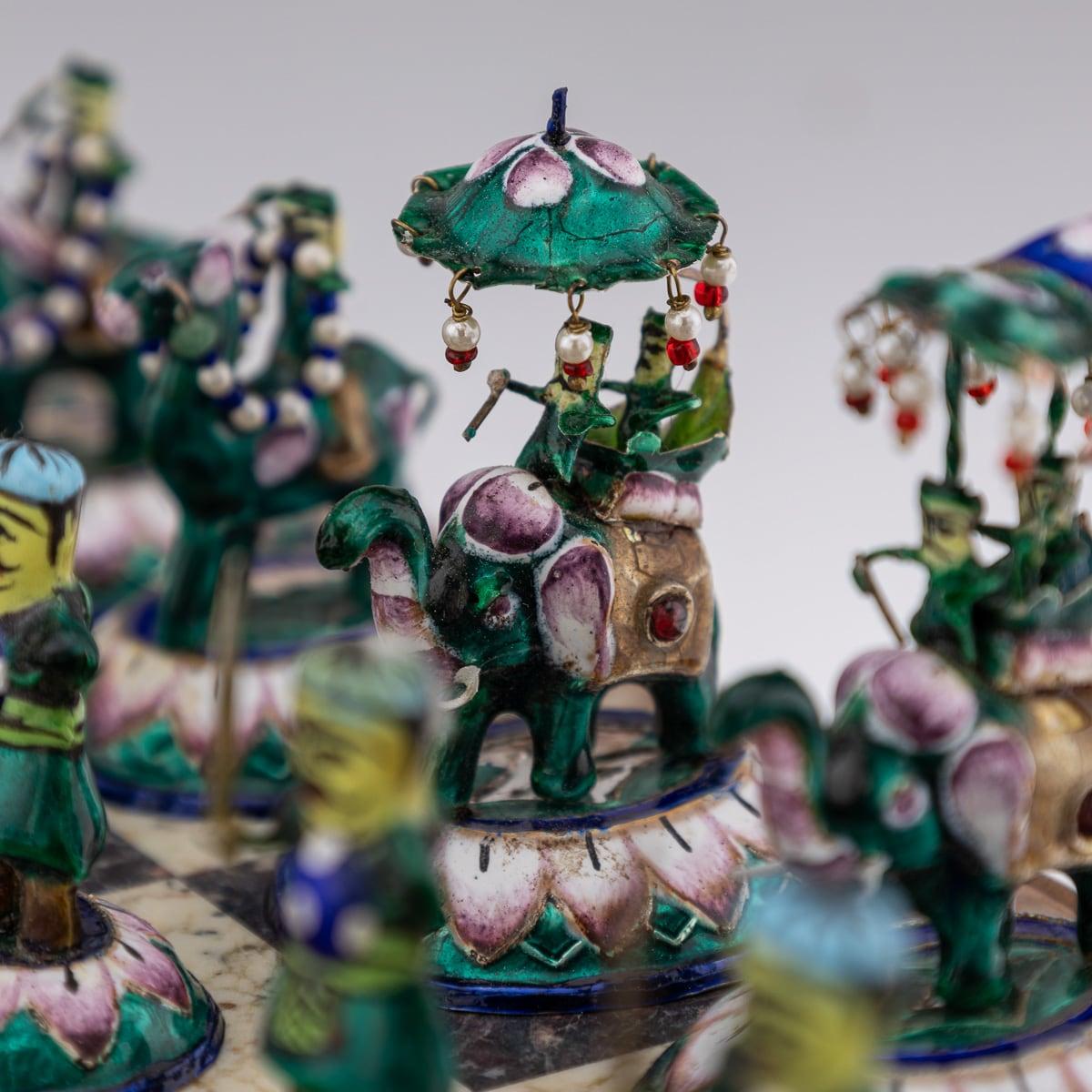 Set di scacchi indiano del XX secolo in argento e smalto e scacchiera in marmo, Jaipur, 1950 ca. 7