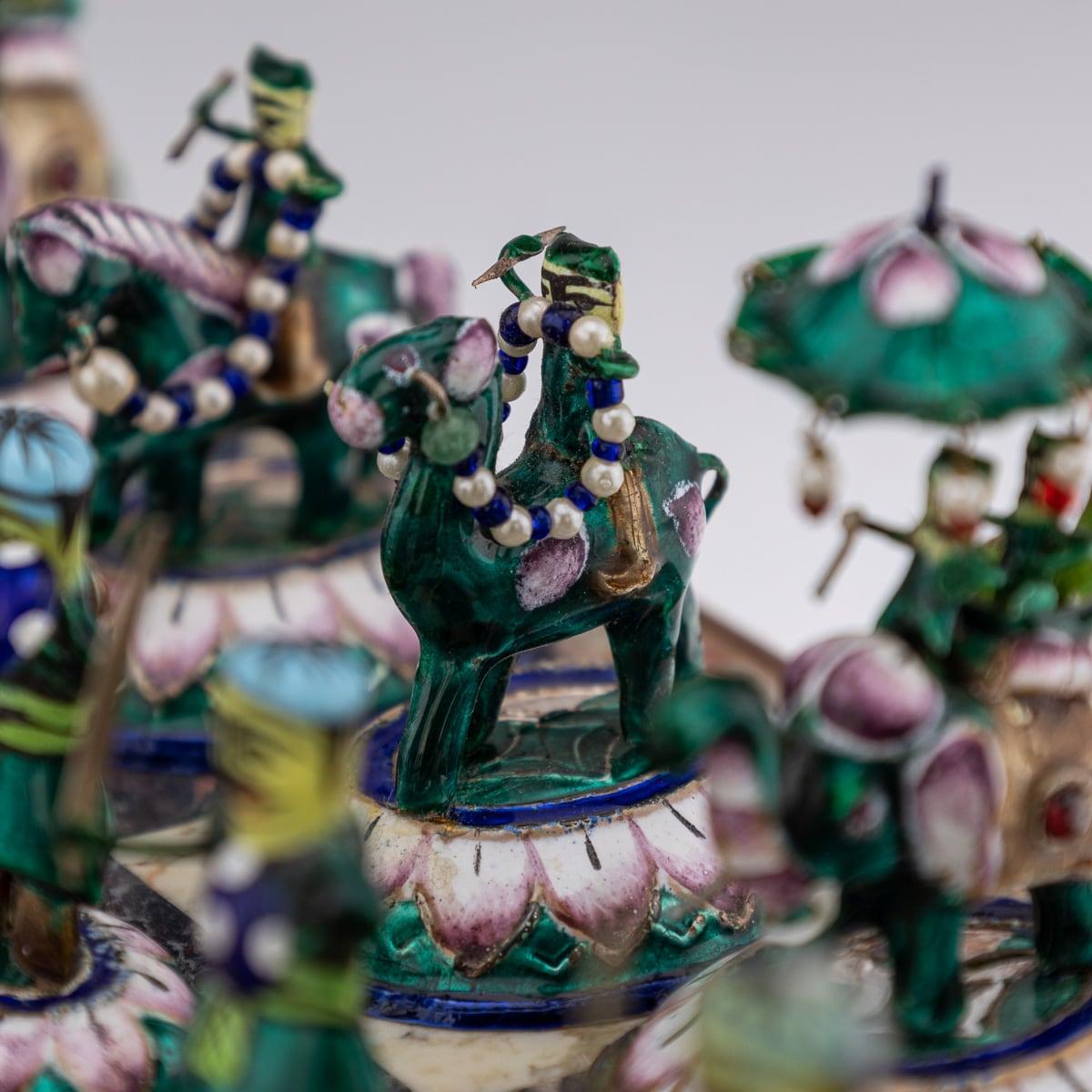 Set di scacchi indiano del XX secolo in argento e smalto e scacchiera in marmo, Jaipur, 1950 ca. 8