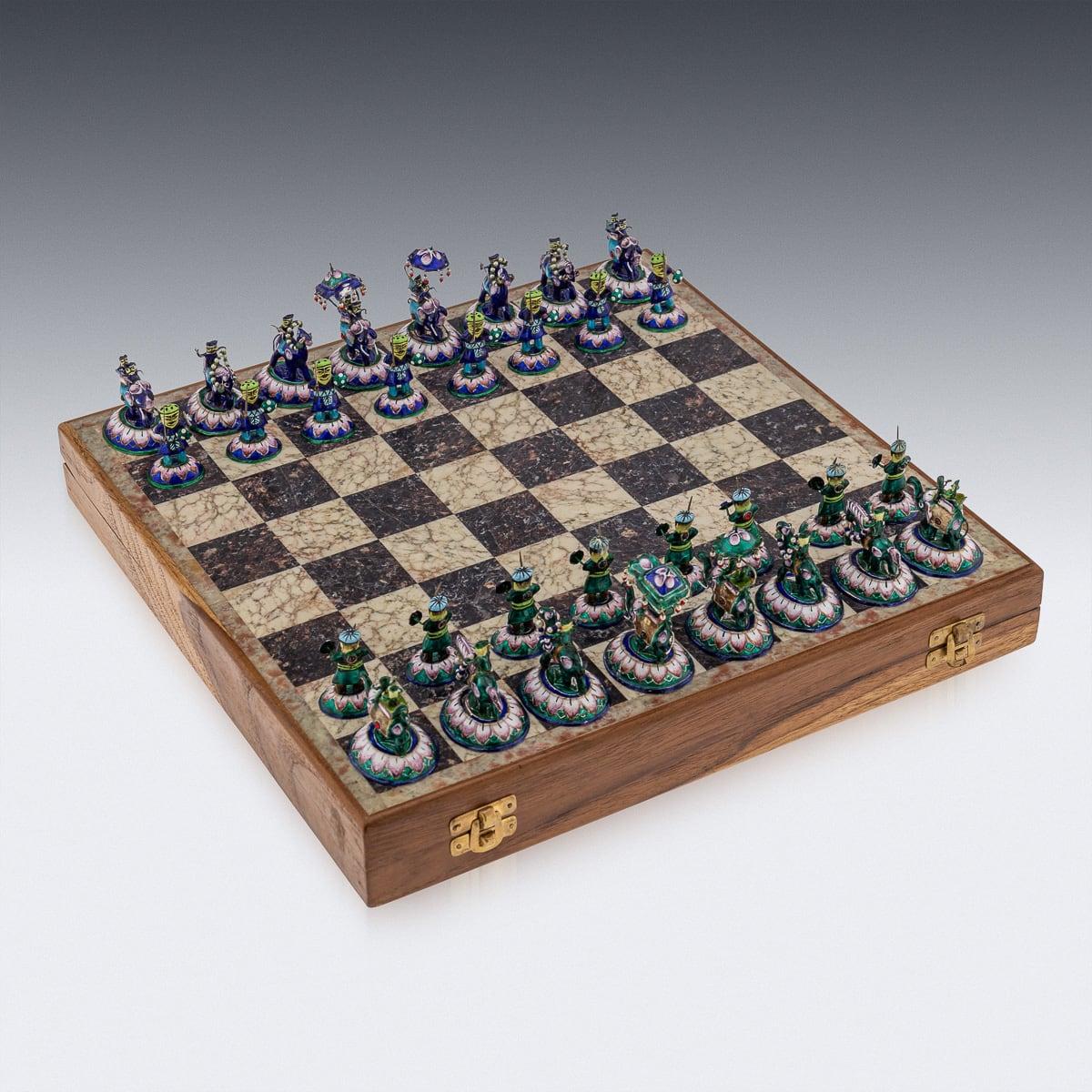 Altro Set di scacchi indiano del XX secolo in argento e smalto e scacchiera in marmo, Jaipur, 1950 ca.