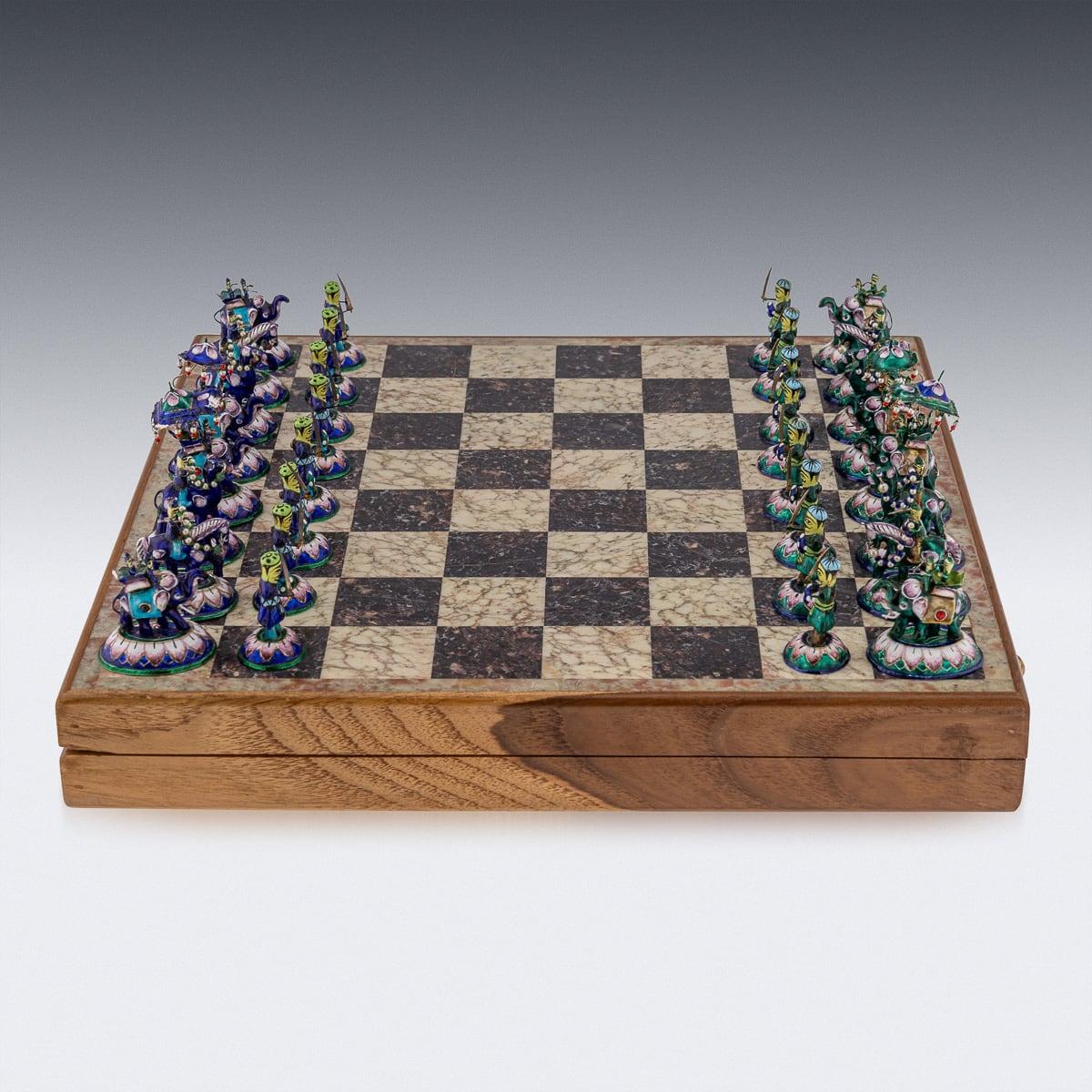 Indiano Set di scacchi indiano del XX secolo in argento e smalto e scacchiera in marmo, Jaipur, 1950 ca.