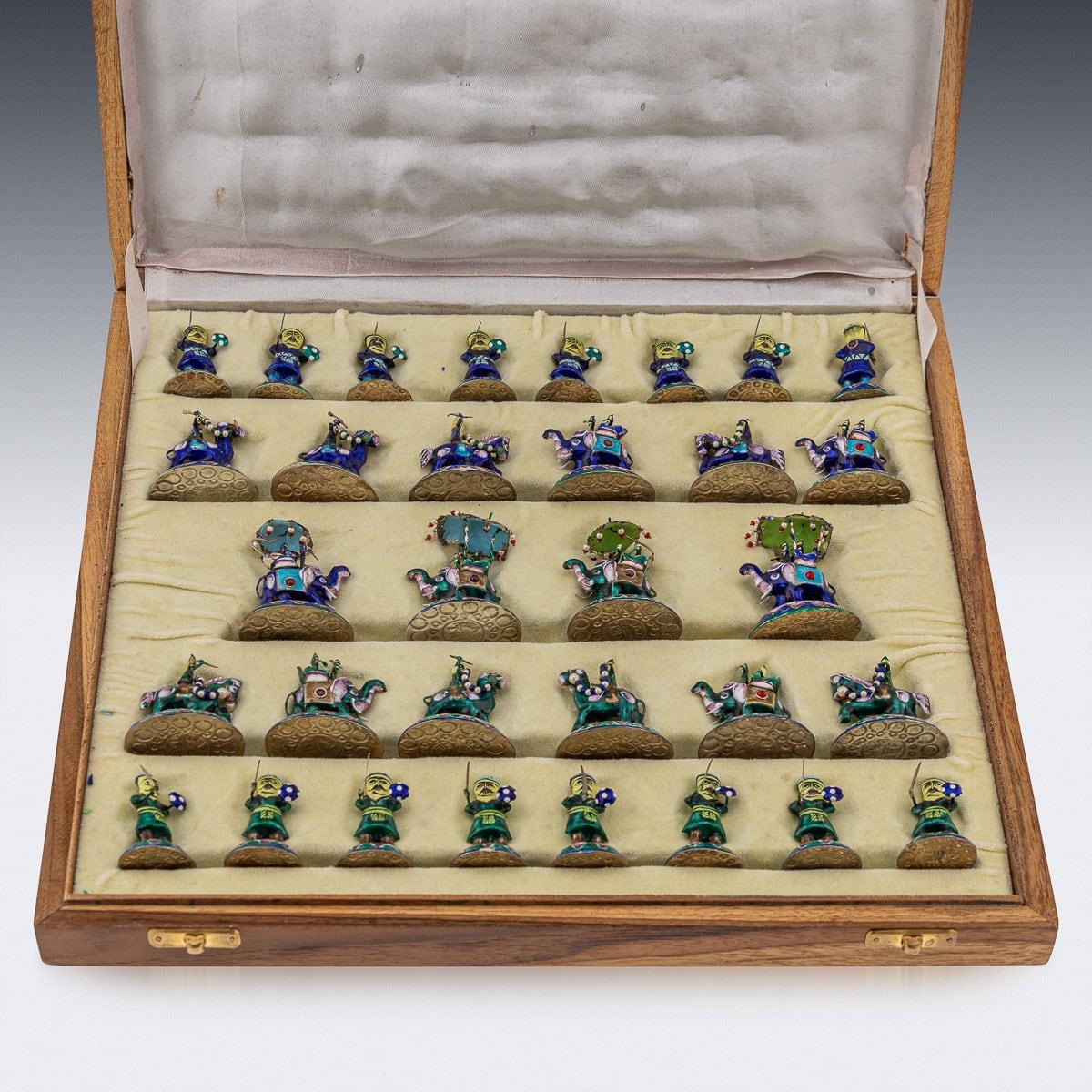 Argento Set di scacchi indiano del XX secolo in argento e smalto e scacchiera in marmo, Jaipur, 1950 ca.