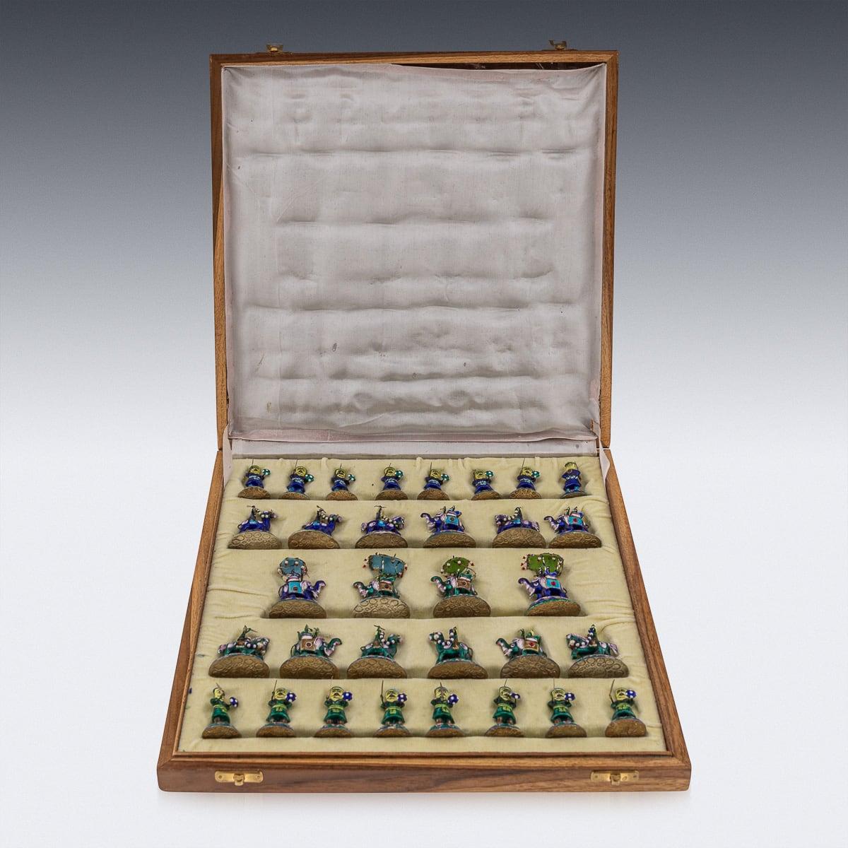 Set di scacchi indiano del XX secolo in argento e smalto e scacchiera in marmo, Jaipur, 1950 ca. 1