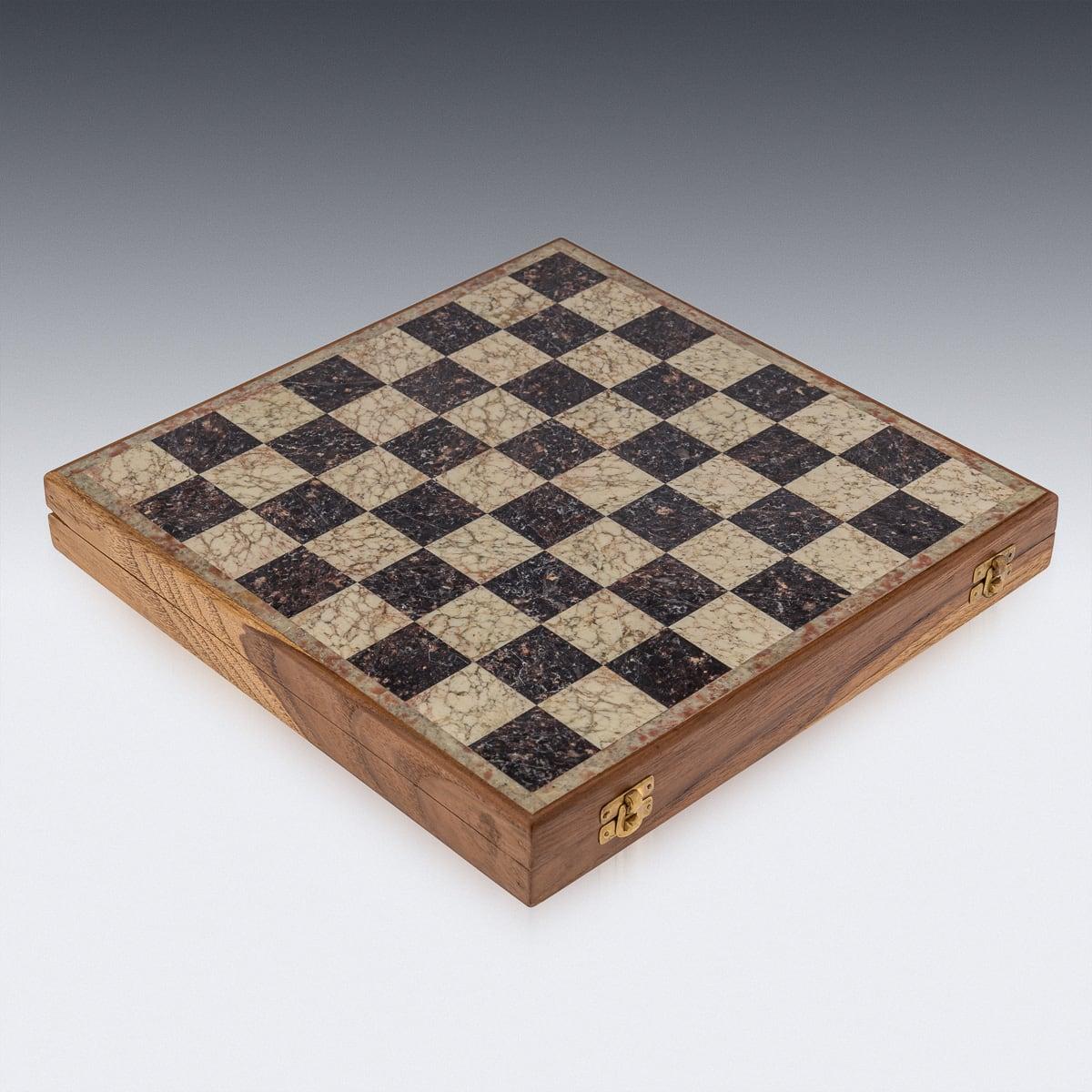 Set di scacchi indiano del XX secolo in argento e smalto e scacchiera in marmo, Jaipur, 1950 ca. 2