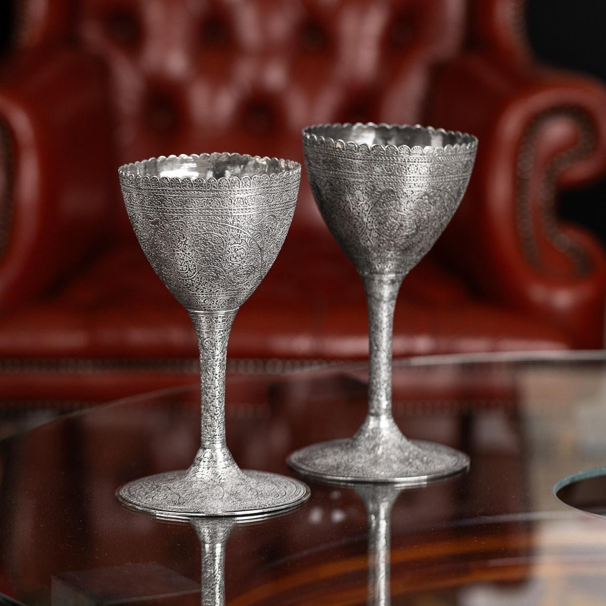 Ancienne paire de gobelets en argent massif de la fin du XIXe siècle de l'Inde (Cachemire). Chaque pièce est abondamment décorée d'entrelacs végétaux et de motifs d'inspiration islamique appelés 