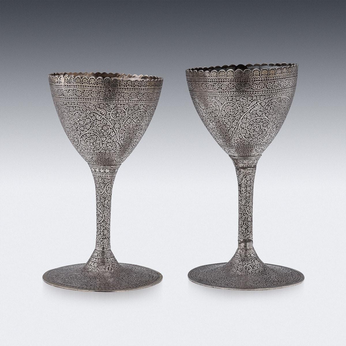 Indien Paire de gobelets à vin « châle » indiens en argent massif du 20ème siècle, Cachemire, vers 1900 en vente