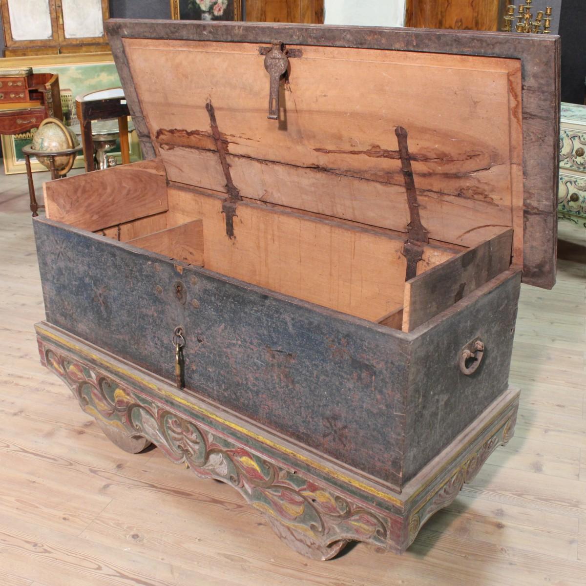 Indian wedding trunk from the early 20th century. Mobile mounted on wooden wheels in carved and painted wood pastel. Trunk complete with its original non-functional key, lock to be overhauled. Ideal piece of furniture to be placed in a large living