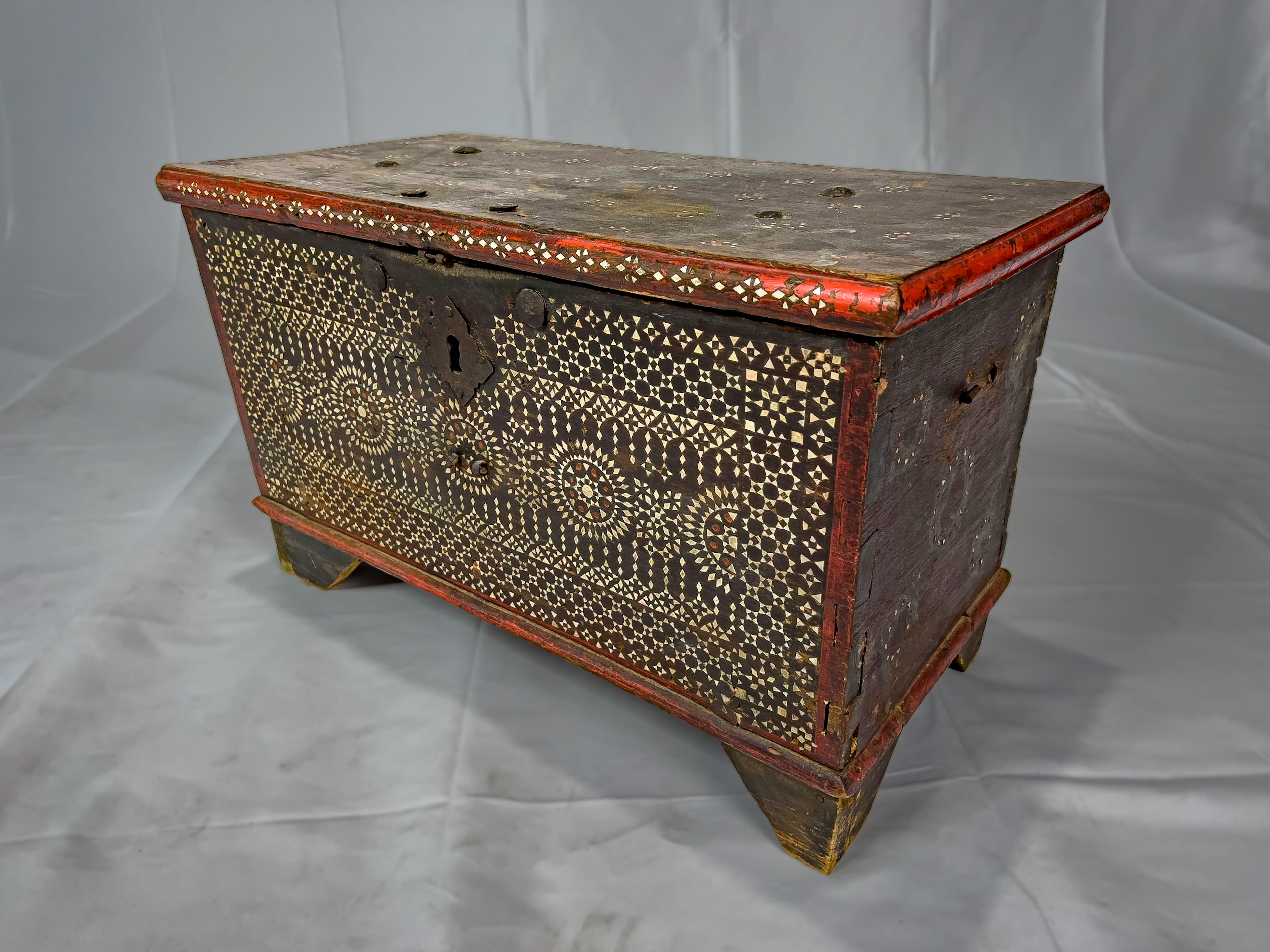 20th Century Indonesian Wooden Blanket Chest with Mother of Pearl Inlay In Distressed Condition In Houston, TX