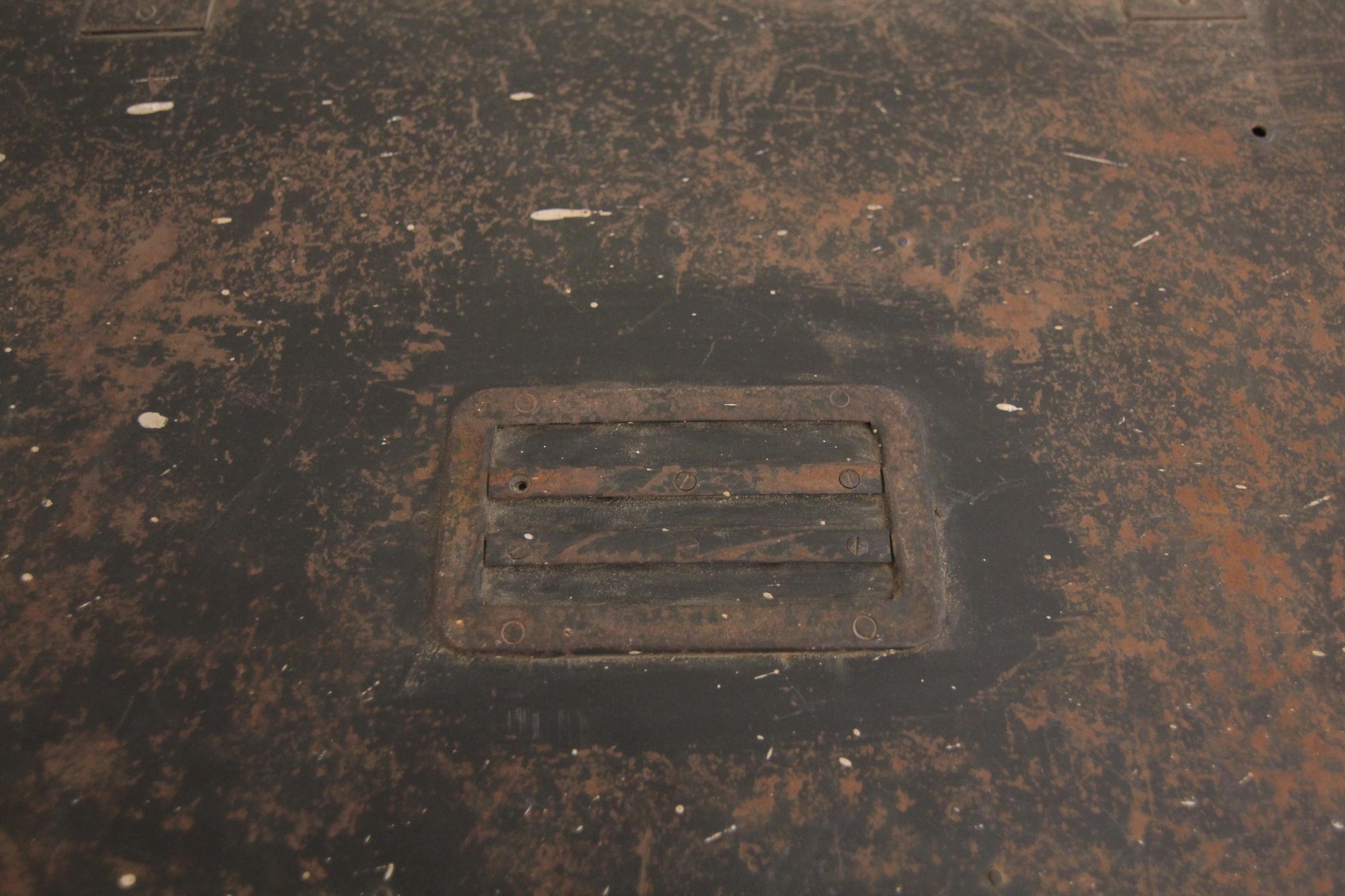 Scatola industriale in metallo del XX secolo in vendita 5