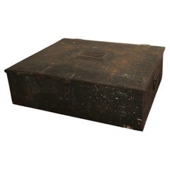 Caja metálica industrial del siglo XX