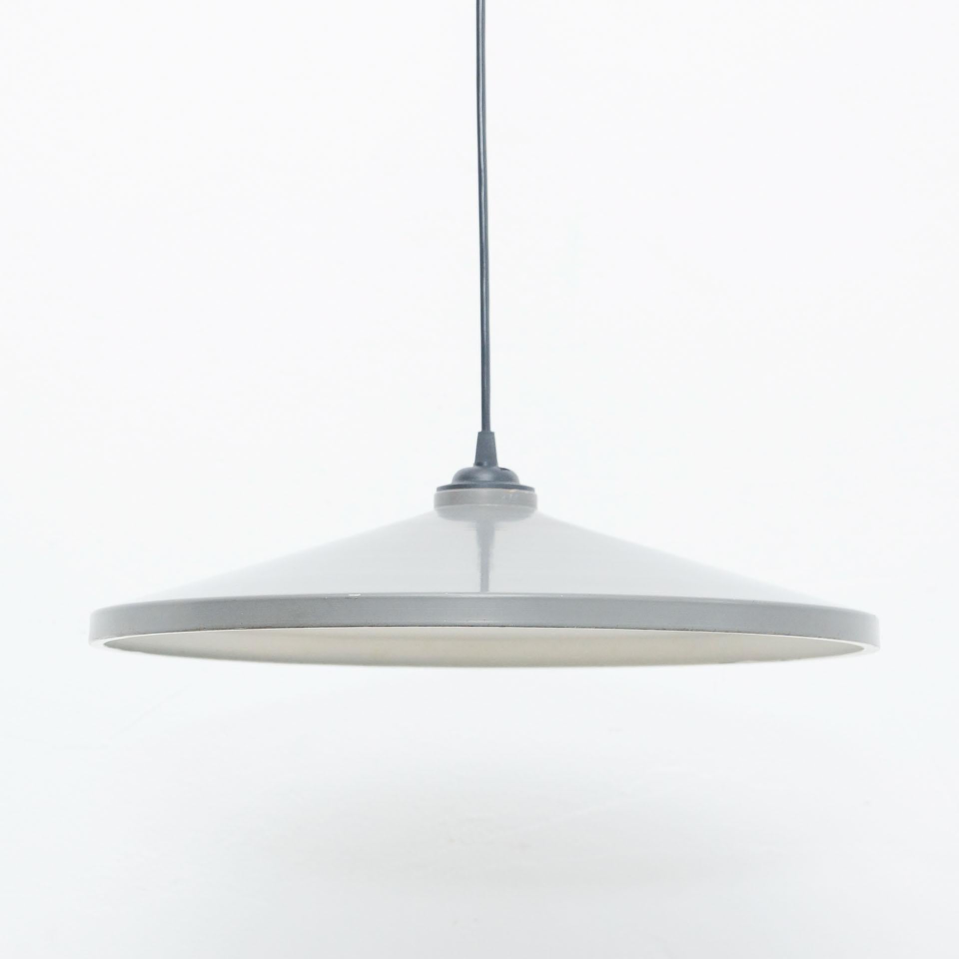 Mid-Century moderno Lampada industriale in metallo del XX secolo in vendita