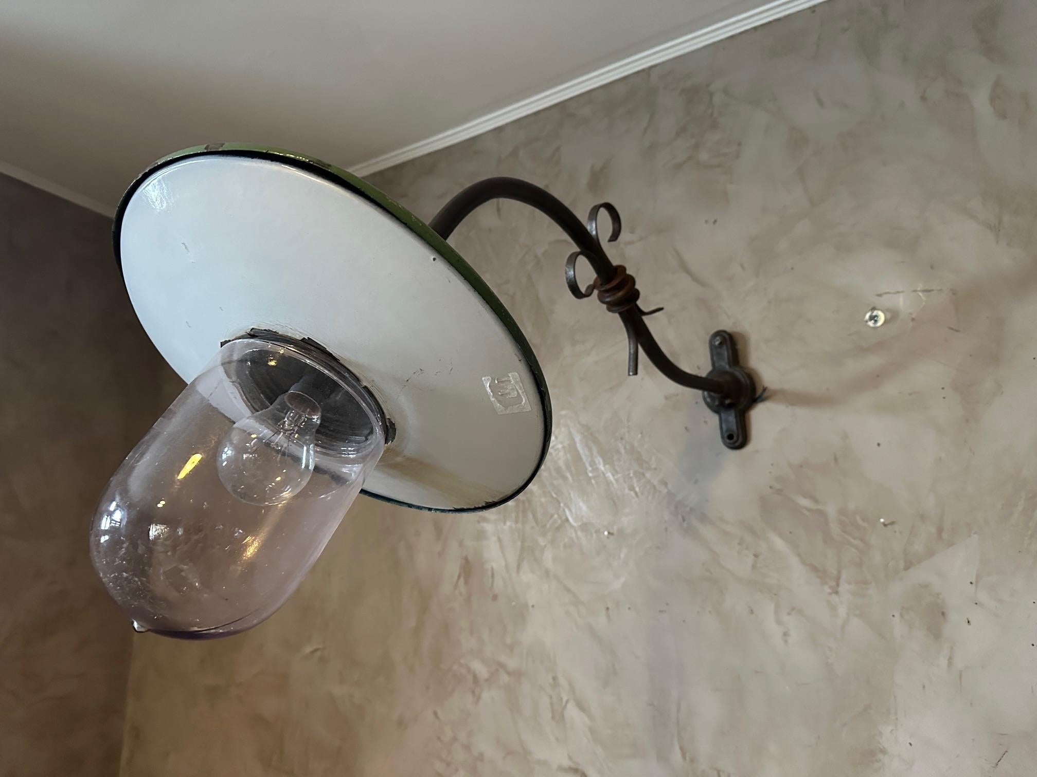 Beautiful outdoor metal wall light from the 1920s, industrial style, swan neck.
Lampshade in green enameled sheet metal. Gag bulb. 
Electrification up to standards.