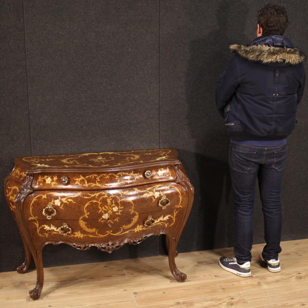Italian dresser of the 20th century. Moved and rounded furniture pleasantly inlaid in burl, elm, beech, maple, fruitwood and faux ivory. Chest of drawers equipped with 3 front drawers, handles in gilded metal and wooden top in character also inlaid