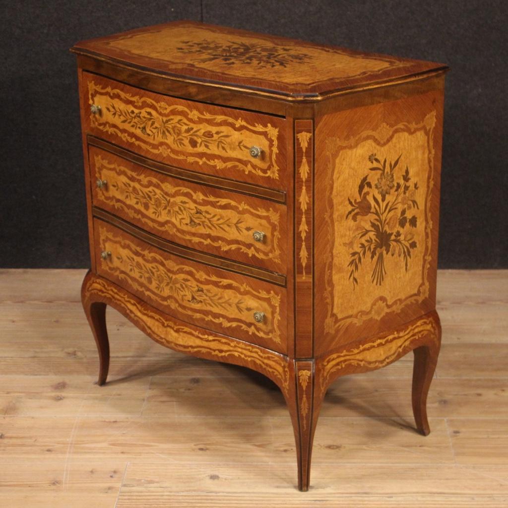 Italian dresser from 20th century. Furniture pleasantly inlaid in walnut, burl, rosewood, maple and fruitwood with floral decorations. Commode with three drawers of good capacity and service with wooden top in character, also inlaid. Furniture of