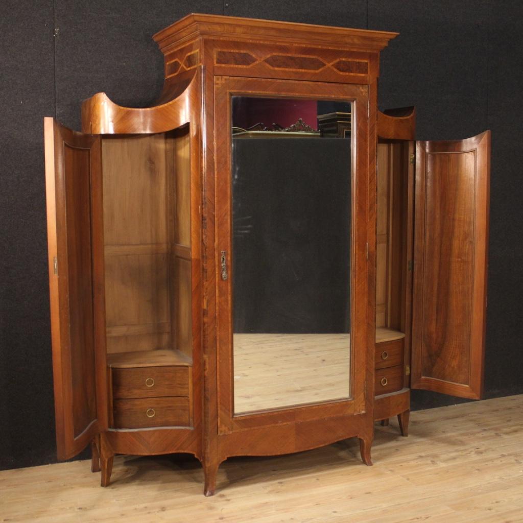 20th Century Inlaid Walnut Burl Rosewood Wood Italian Louis XV Style Wardrobe In Good Condition In Vicoforte, Piedmont