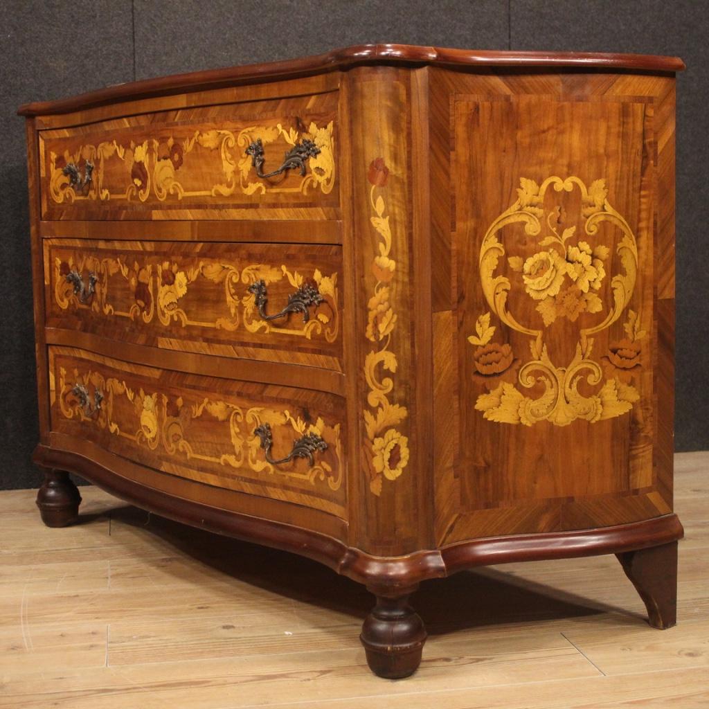 Elegant Italian dresser from 20th century. Furniture richly inlaid with floral decorations in walnut, mahogany, rosewood, maple, palisander and fruitwood of excellent quality. Chest of drawers with three frontal drawers of good capacity with wooden