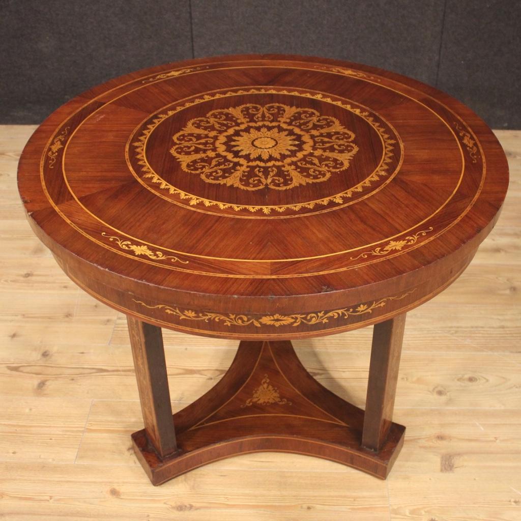 20th century Italian side table. Furniture richly inlaid in walnut, rosewood, maple, mahogany and fruitwood of beautiful line and pleasant decor. Living room table of excellent proportion supported by three legs also inlaid and adorned with a wooden