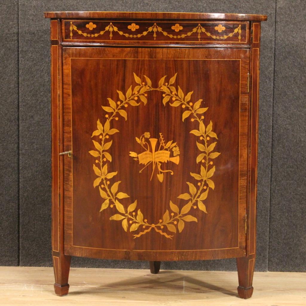 English corner cabinet from the mid-20th century. Inlaid furniture in mahogany, walnut, maple and fruitwood of beautiful lines and pleasant decor. Corner cabinet equipped with a front door lined with velvet with various signs of wear (see photo).