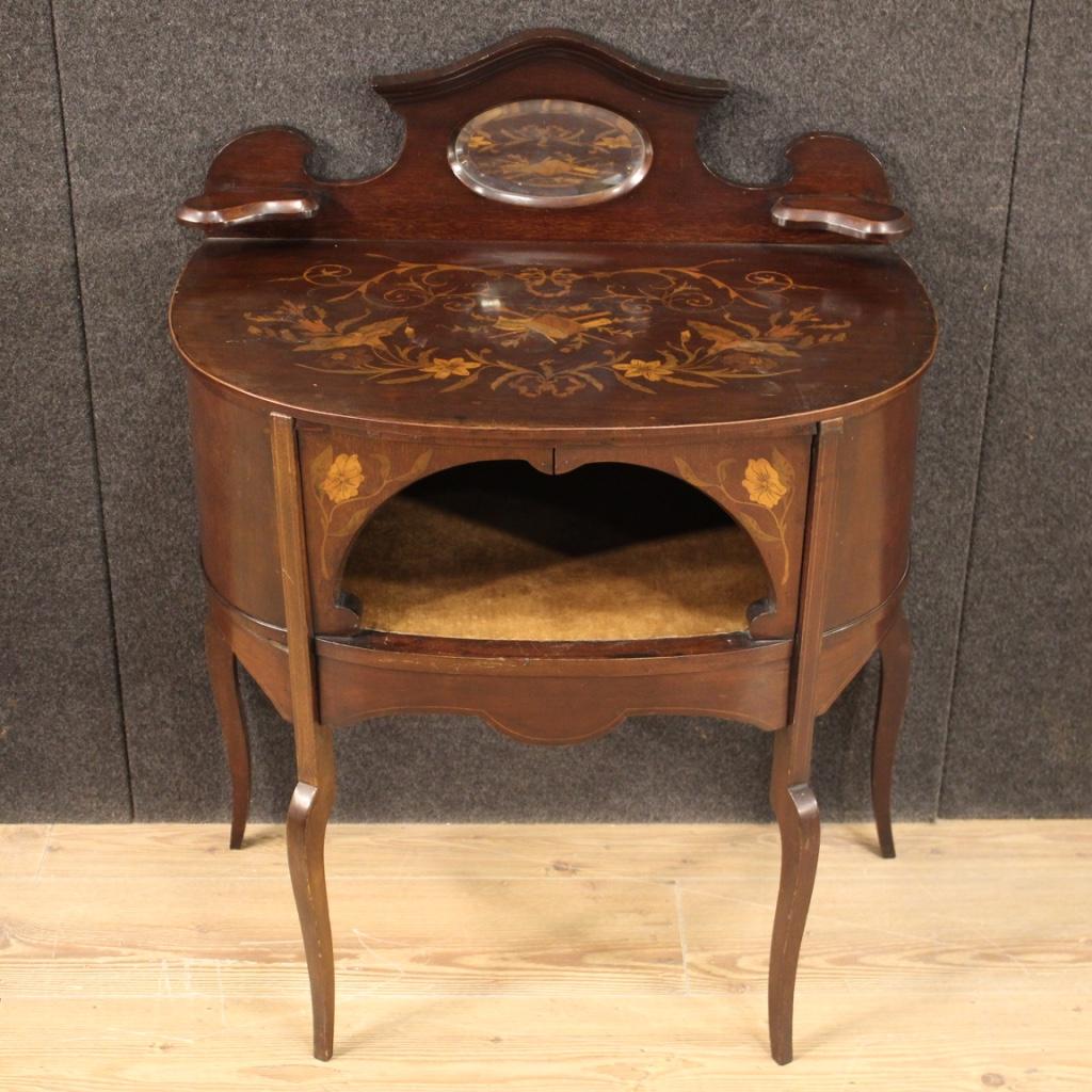 Small English dressing table from the first half of the 20th century. Furniture carved and inlaid in mahogany, maple and fruitwood of beautiful line and pleasant decor. Dressing table adorned with floral inlays on the front and top (see photo). Top