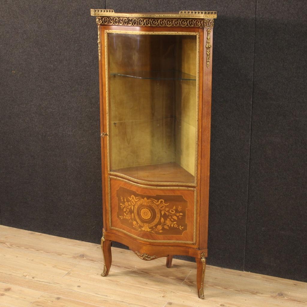 French corner cabinet from the mid-20th century. Napoleon III style furniture richly adorned with gilded and chiseled bronze and brass. Showcase with one door inlaid in mahogany, maple, walnut, rosewood and fruitwood. Door complete with key and