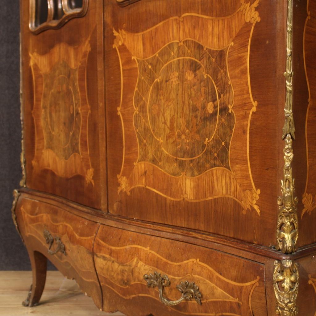Französischer Vitrinenschrank mit Intarsien aus Holz im Napoleon-III-Stil des 20. Jahrhunderts, 1950 im Angebot 5