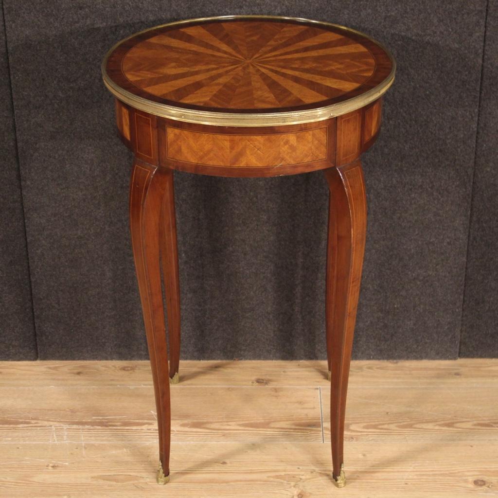 French side table from 20th century. Inlaid furniture with geometric motifs in mahogany, maple, ebonized wood and fruitwood of beautiful lines and pleasant furnishings. Round coffee table with wooden top in character adorned with a gilded and