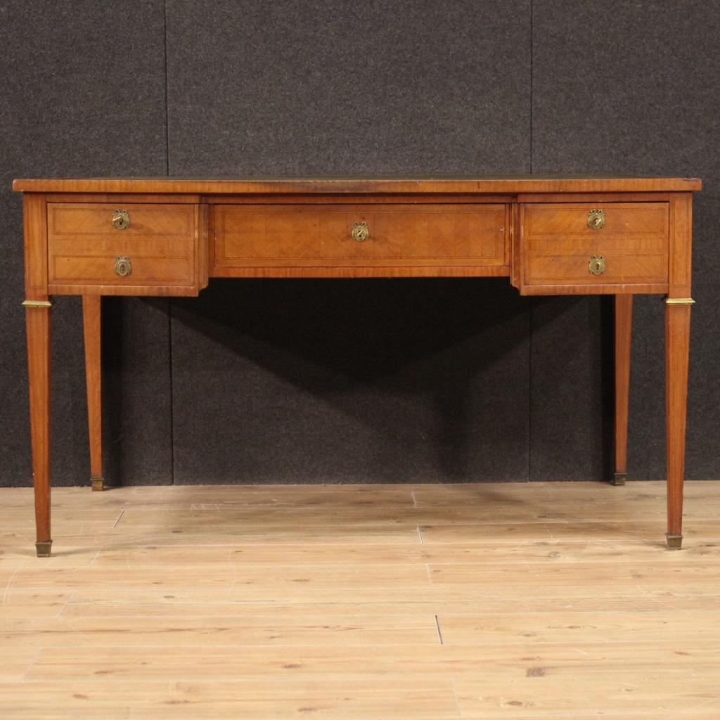French writing desk from the first half of the 20th century. Furniture of beautiful line, in Napoleon III style, inlaid in mahogany, rosewood, ebonized wood and fruitwood. Desk finished for the center, in beautiful patina, with top covered in faux