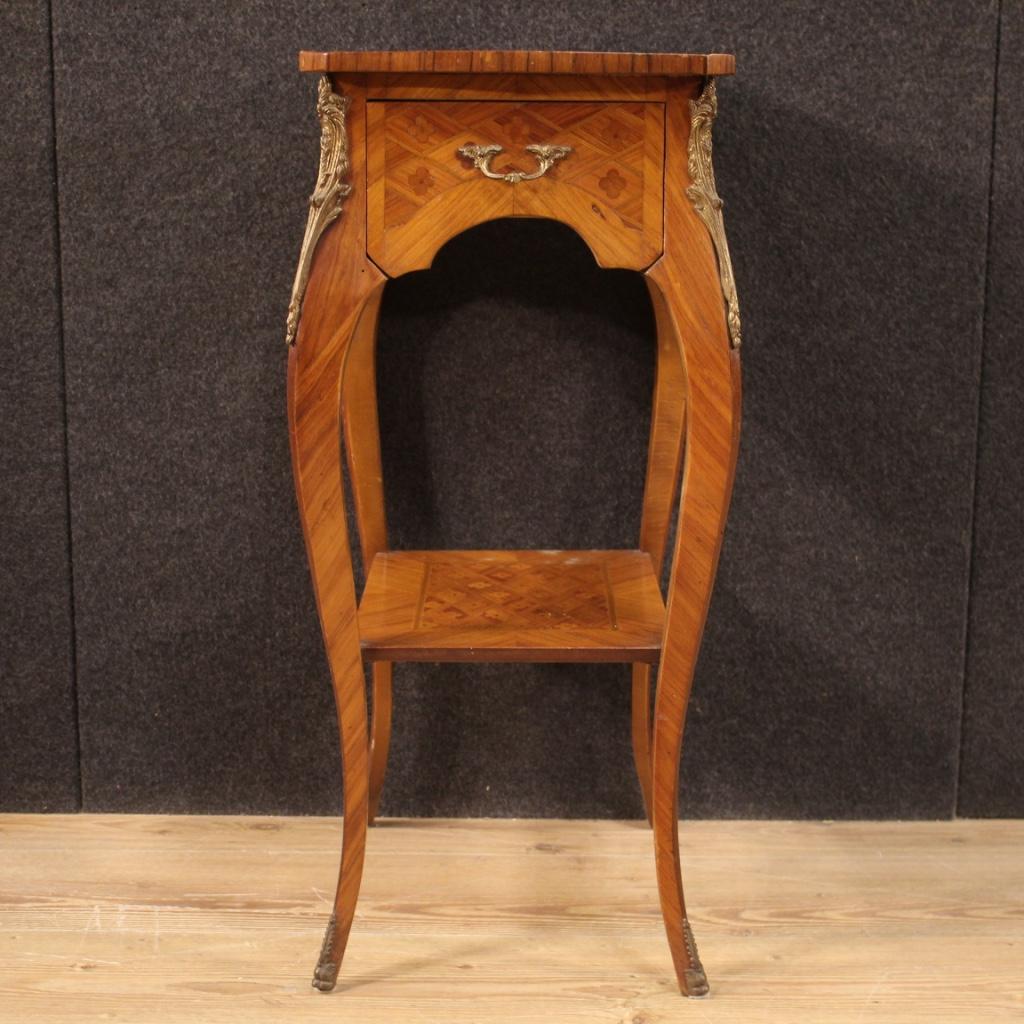 French side table from 20th century. Furniture nicely inlaid in rosewood, mahogany, maple and fruitwood. Side table finished for the center equipped with a front drawer, a side pull-out desk top and two support shelf of discreet size and service.
