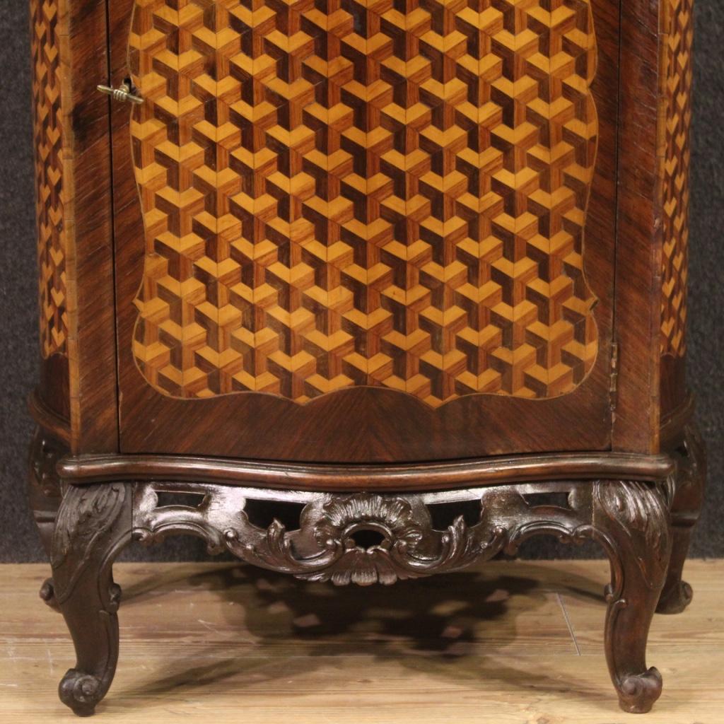 French sideboard of the 20th century. Furniture pleasantly adorned with geometric inlay on the front and sides in walnut, palisander, maple, beech and fruitwood. Moved and rounded furniture equipped with a front door that offers an internal support