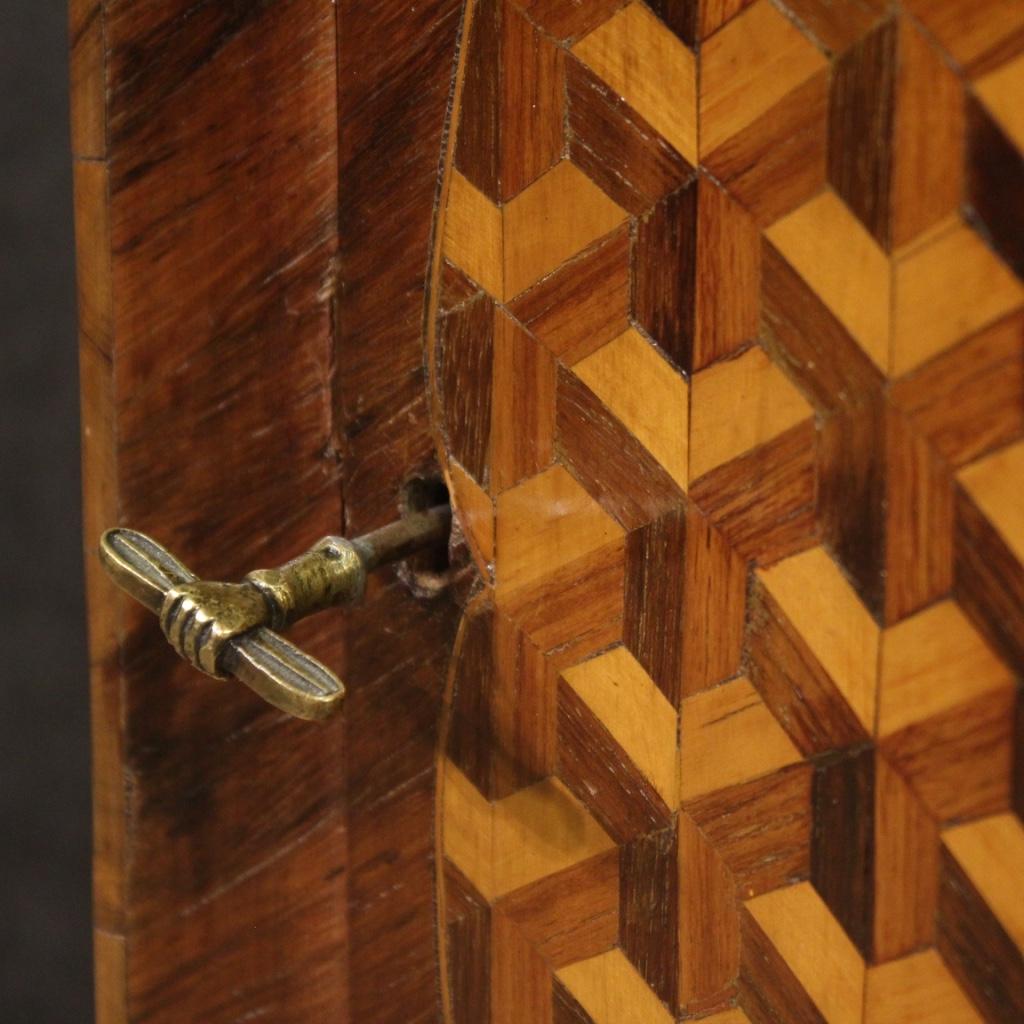 kleines französisches Sideboard mit Intarsien aus Holz des 20. Jahrhunderts, 1970 im Angebot 6