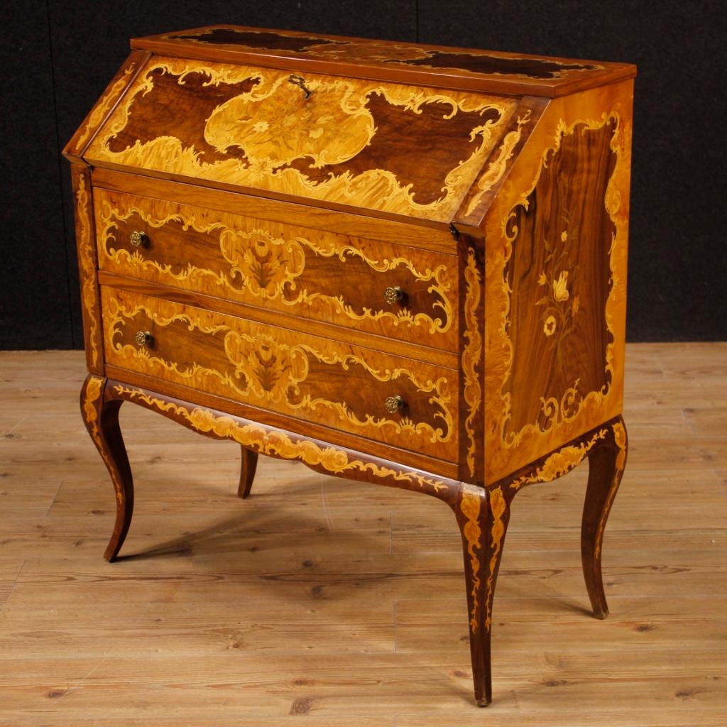 20th century Italian bureau. Beautiful furniture of pleasant decor inlaid in walnut, burl, mahogany, maple and fruitwood. Bureau with two external drawers of good capacity. Interior of the fall-front with four drawers, central compartment and desk