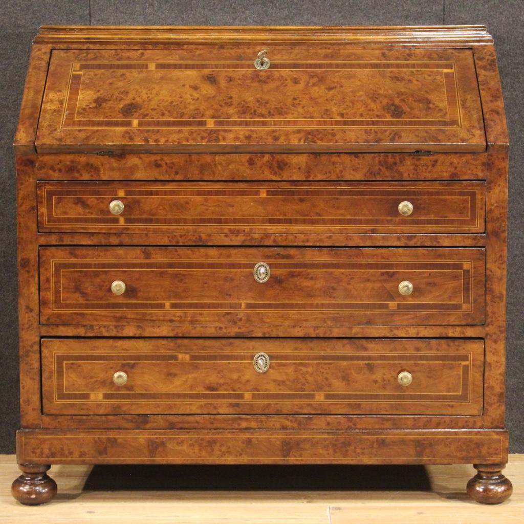 Italian bureau of the mid-twentieth century. Furniture of great character and pleasant decor inlaid in rosewood, maple burl, beech and fruitwood. Bureau with three external drawers of good capacity. Fall-front which offers a desk top in excellent